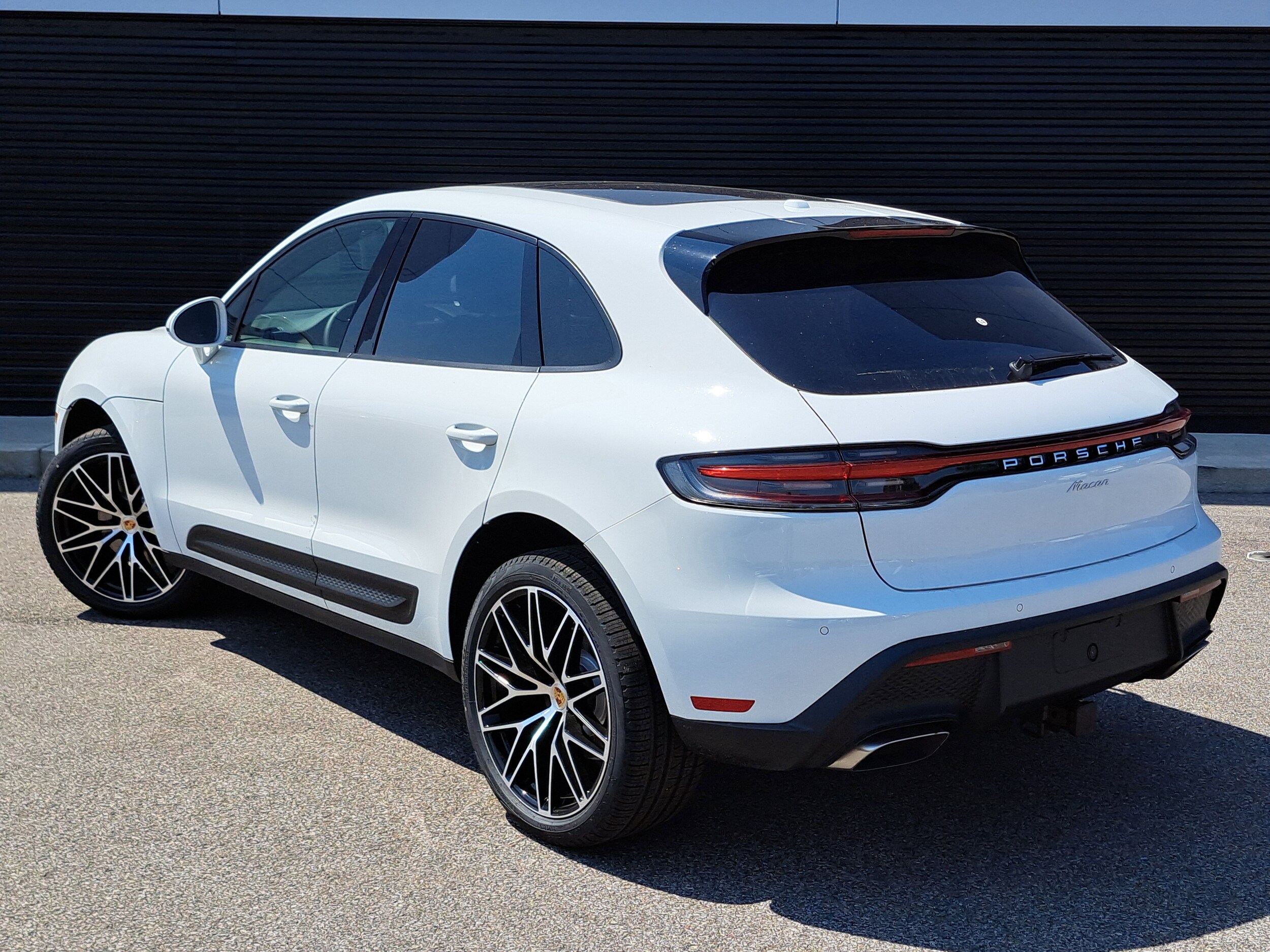 2025 Porsche Macan T photo 3