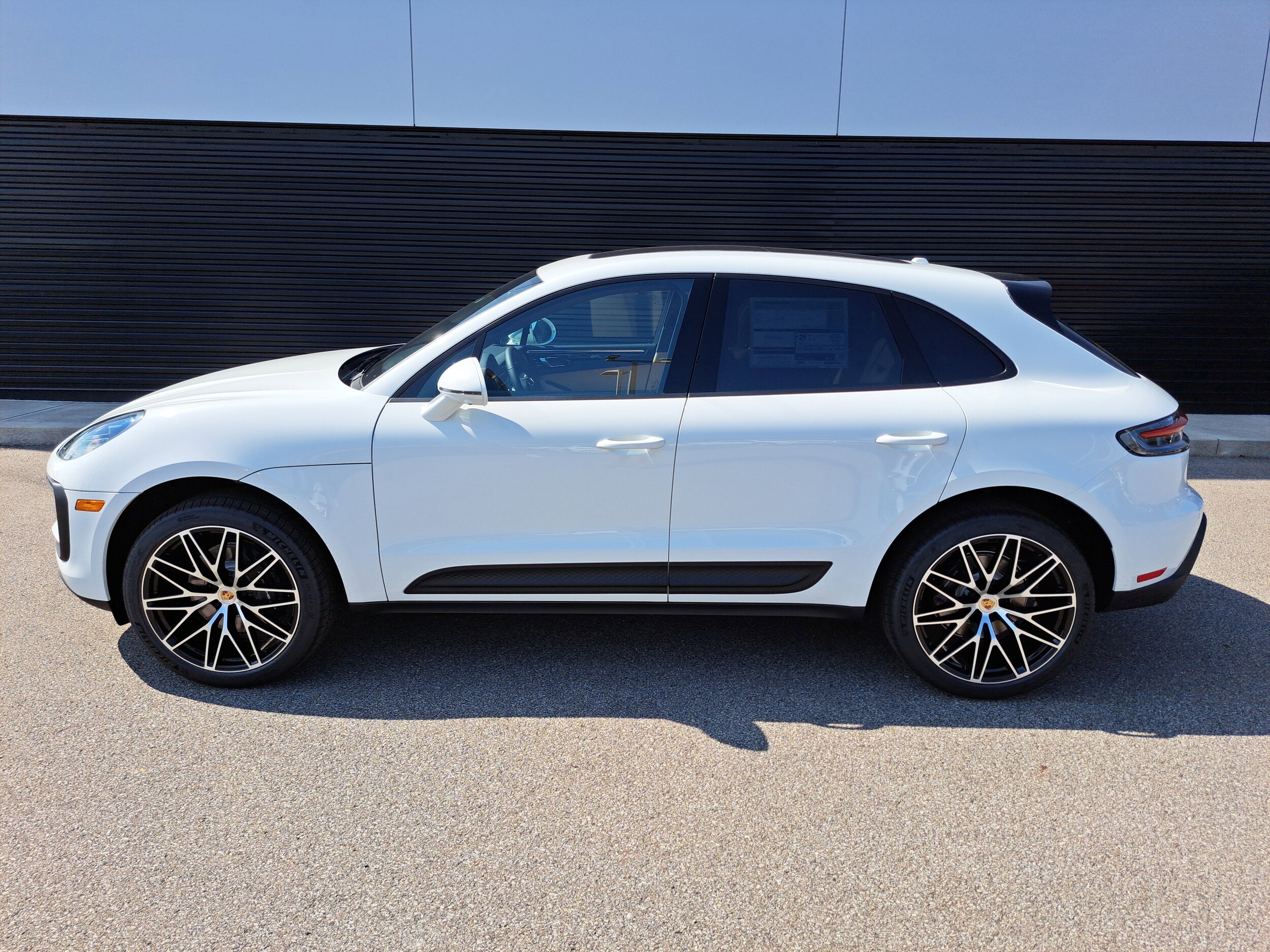 2025 Porsche Macan T photo 2