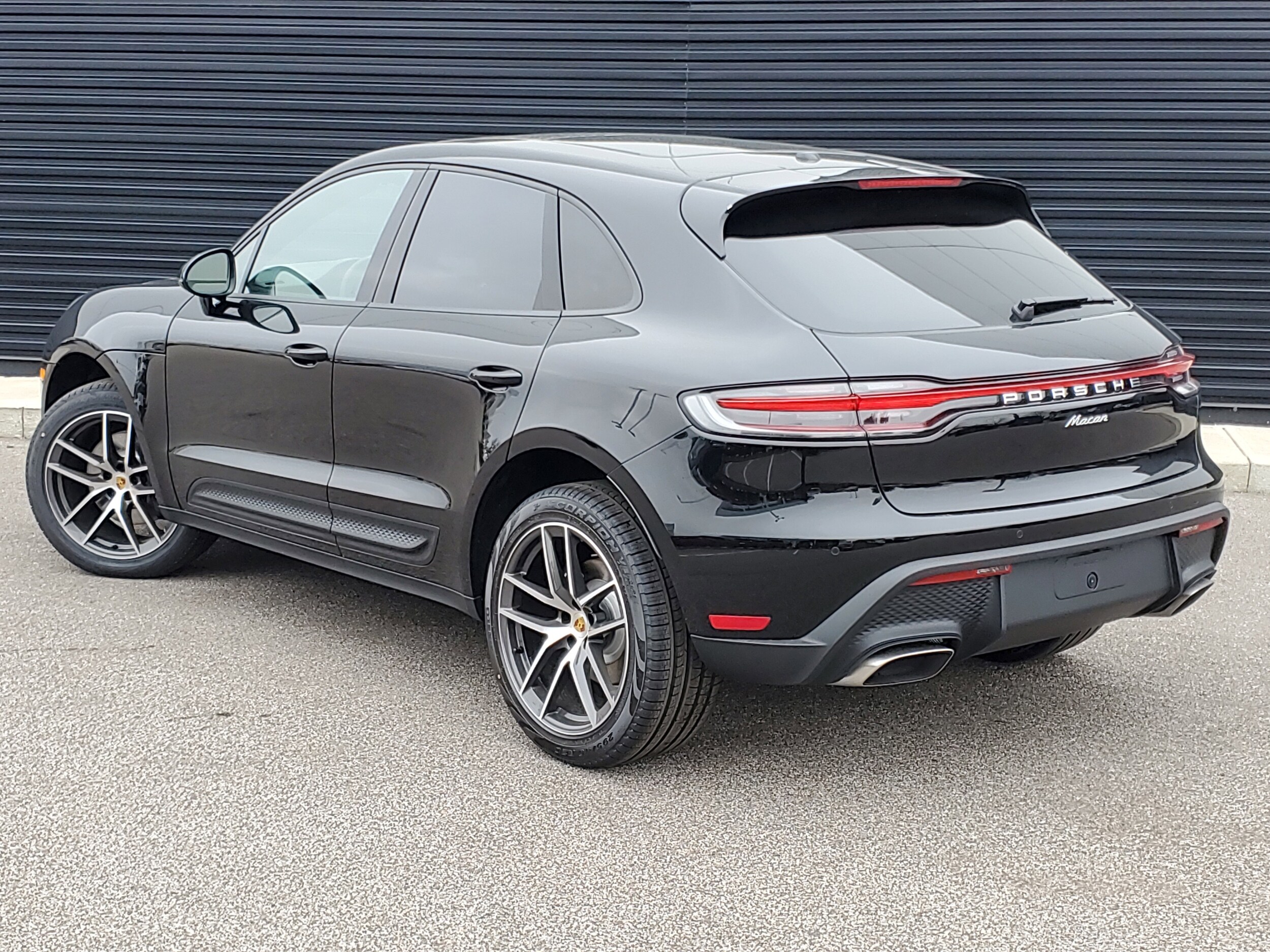 2025 Porsche Macan T photo 3