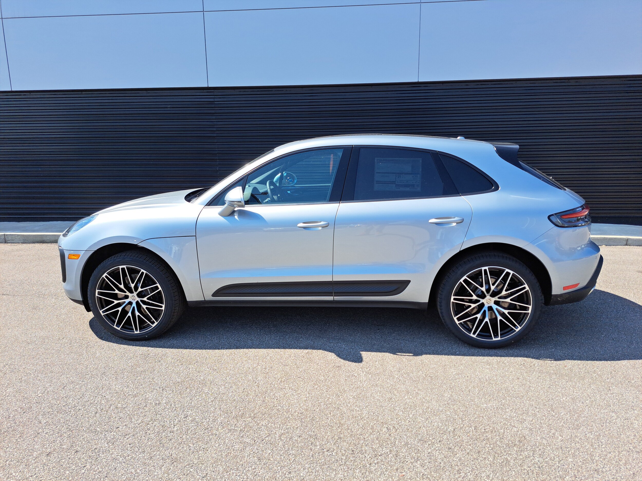 2025 Porsche Macan T photo 2