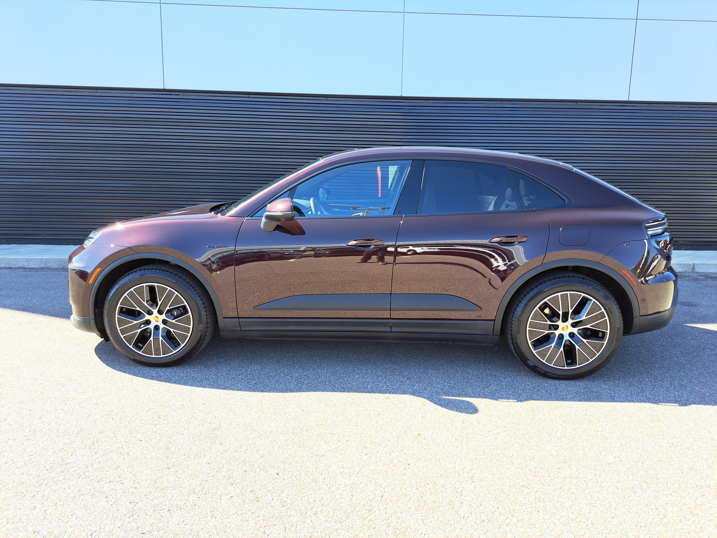 2025 Porsche Macan Electric photo 2