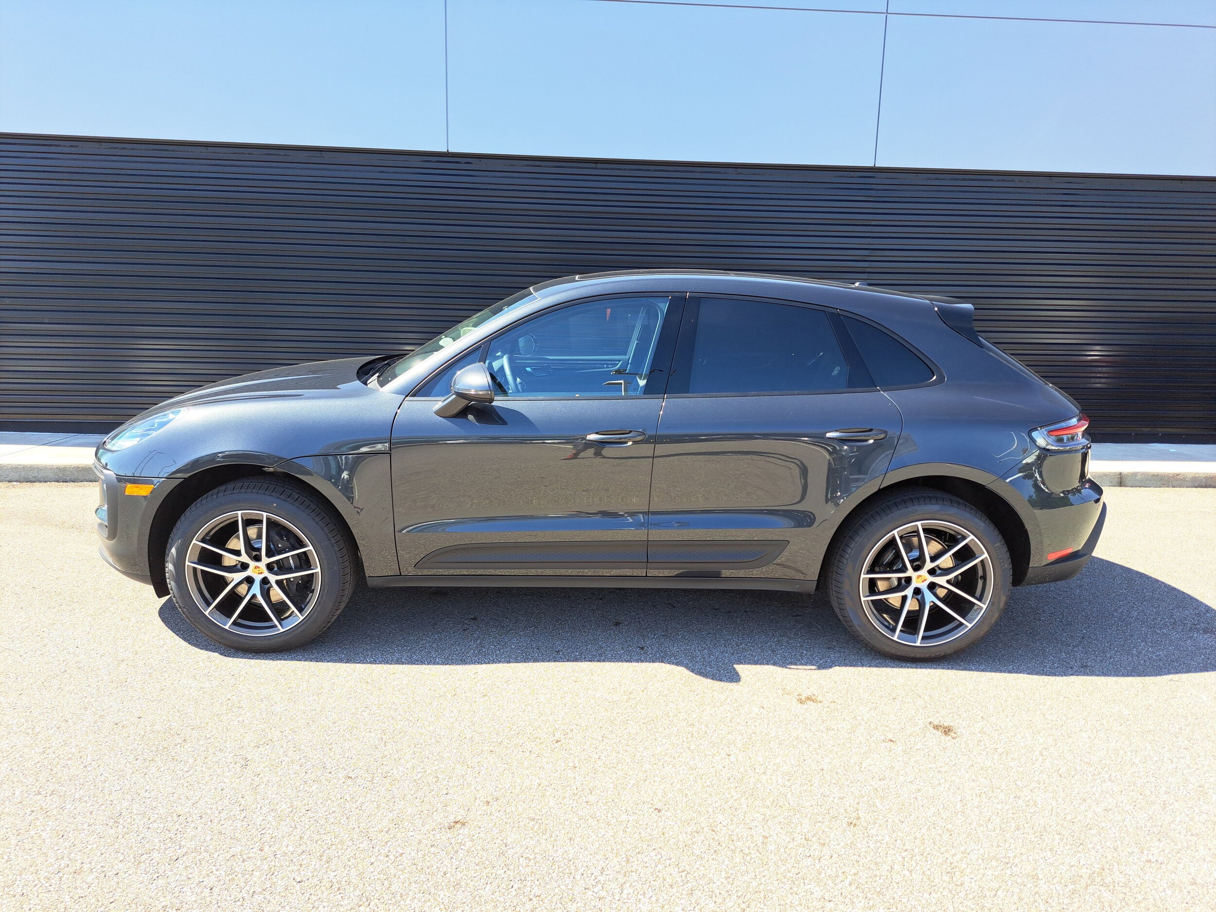 2025 Porsche Macan Base photo 2