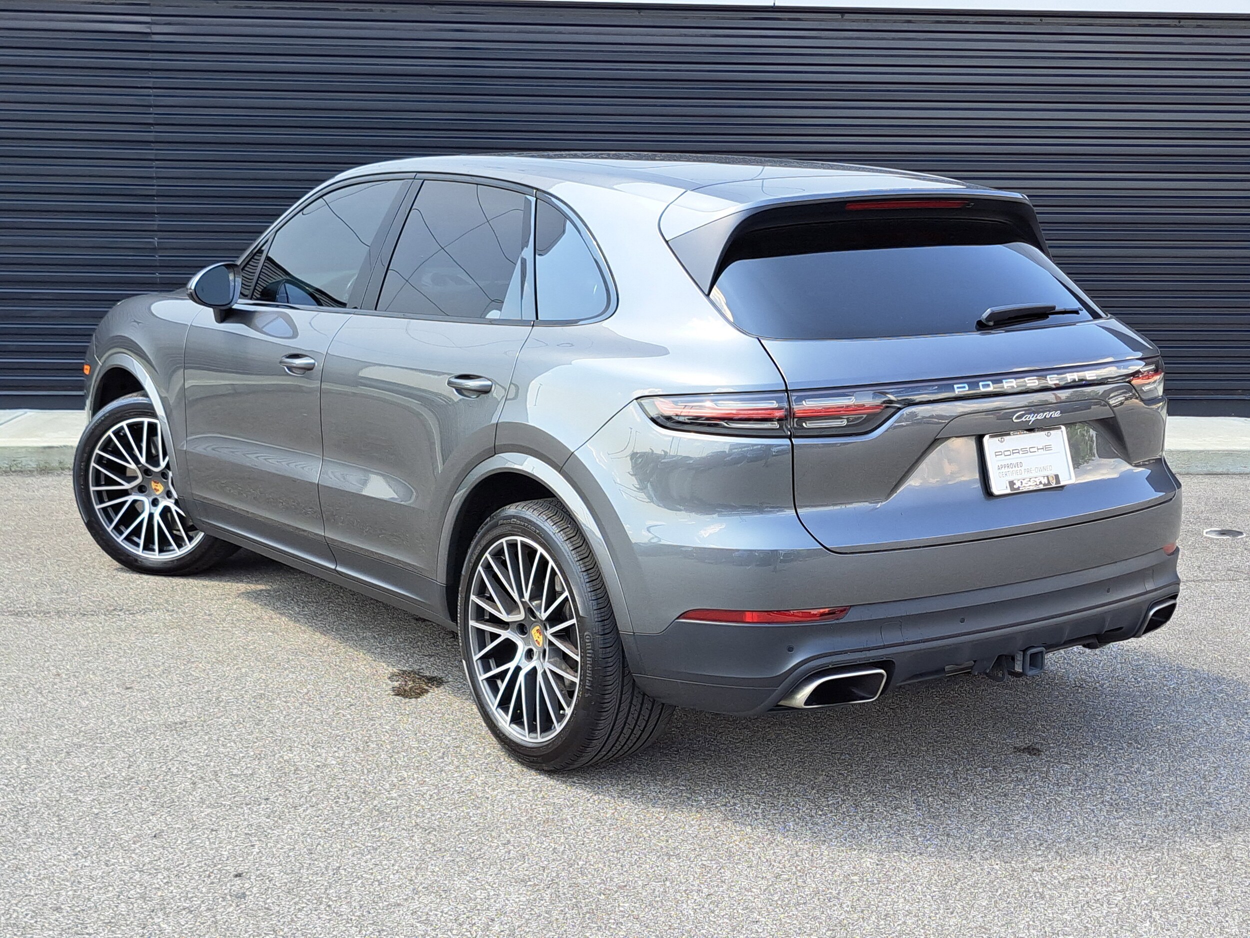 2023 Porsche Cayenne Platinum Edition photo 3