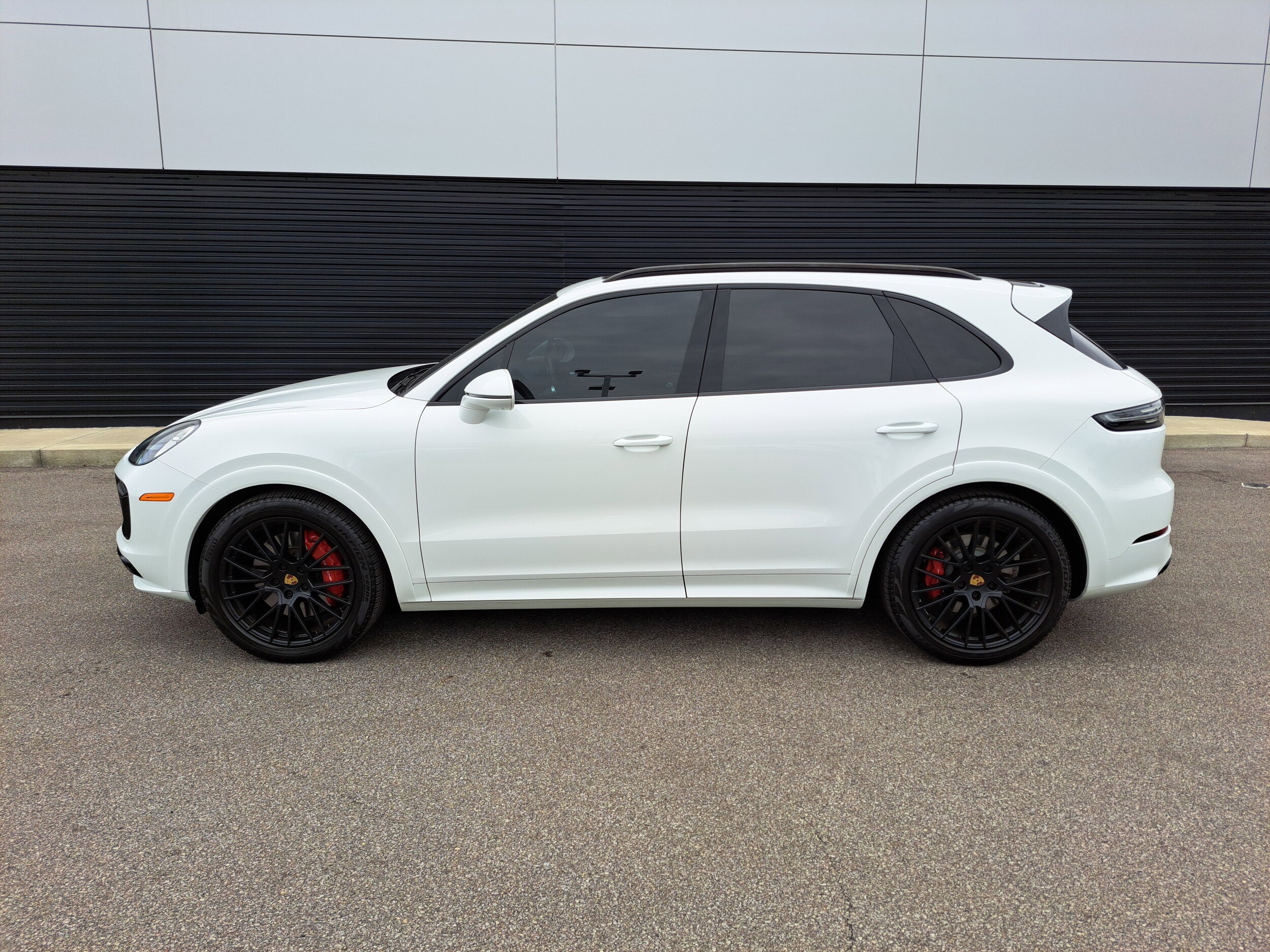2021 Porsche Cayenne GTS photo 2