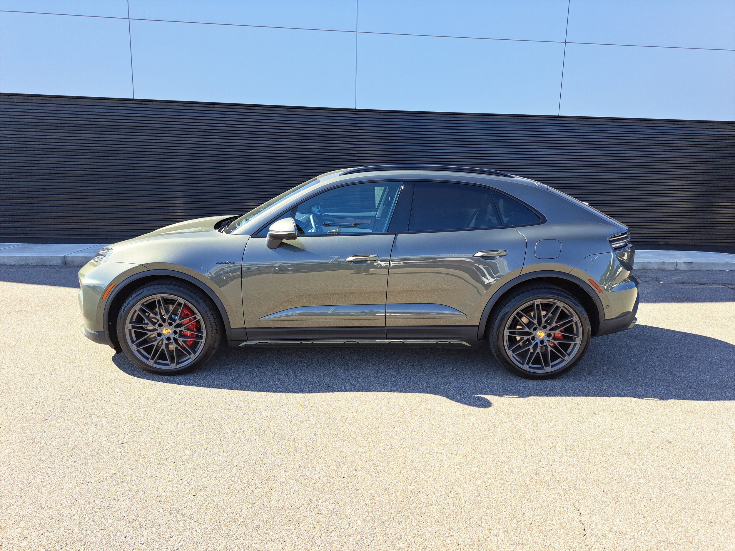 2025 Porsche Macan Electric photo 2