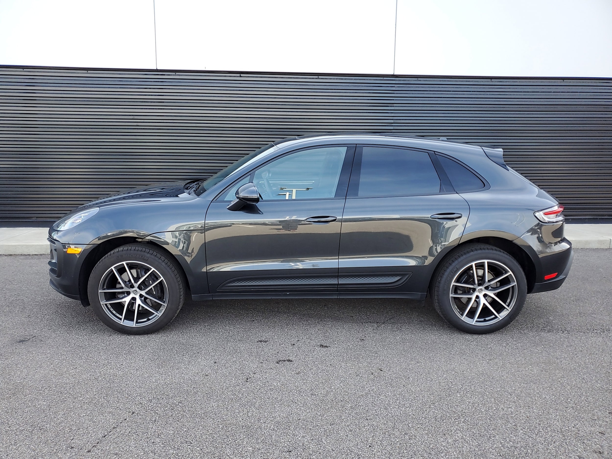 2025 Porsche Macan photo 2