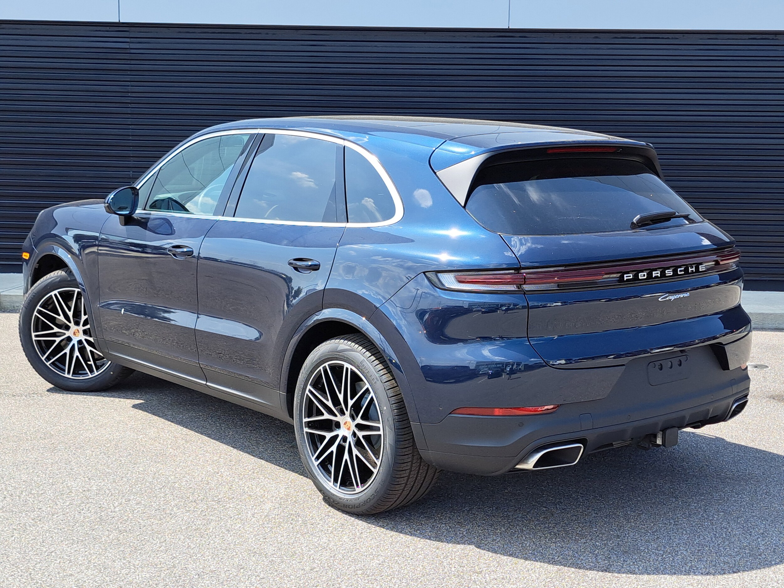 2025 Porsche Cayenne photo 3