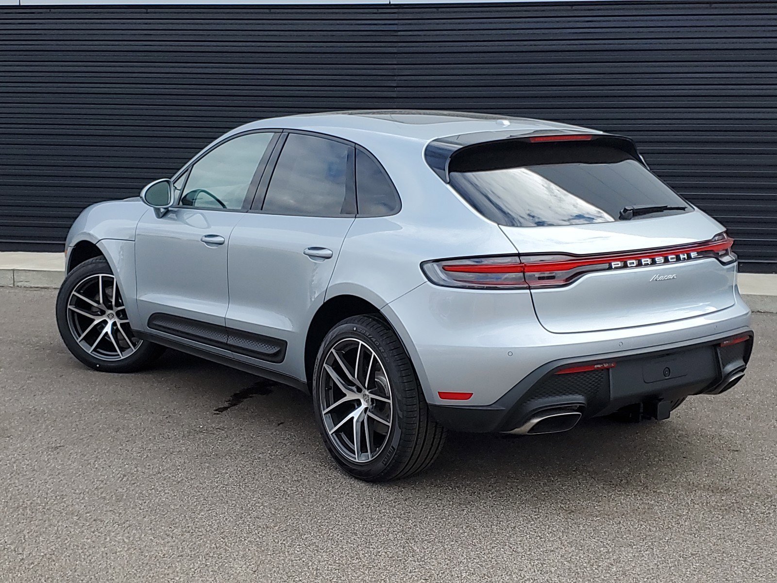 2025 Porsche Macan photo 3