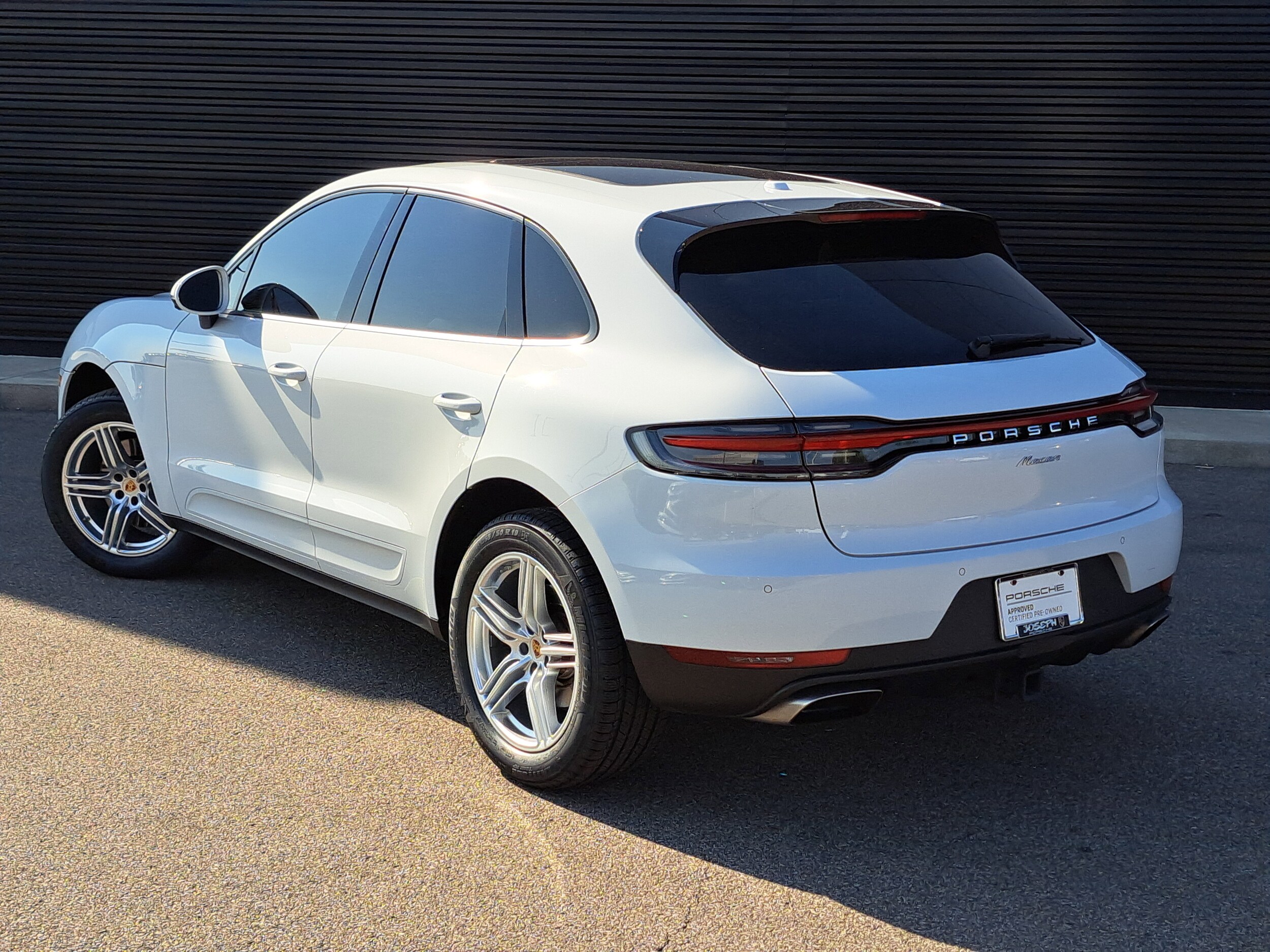 2021 Porsche Macan Base photo 3