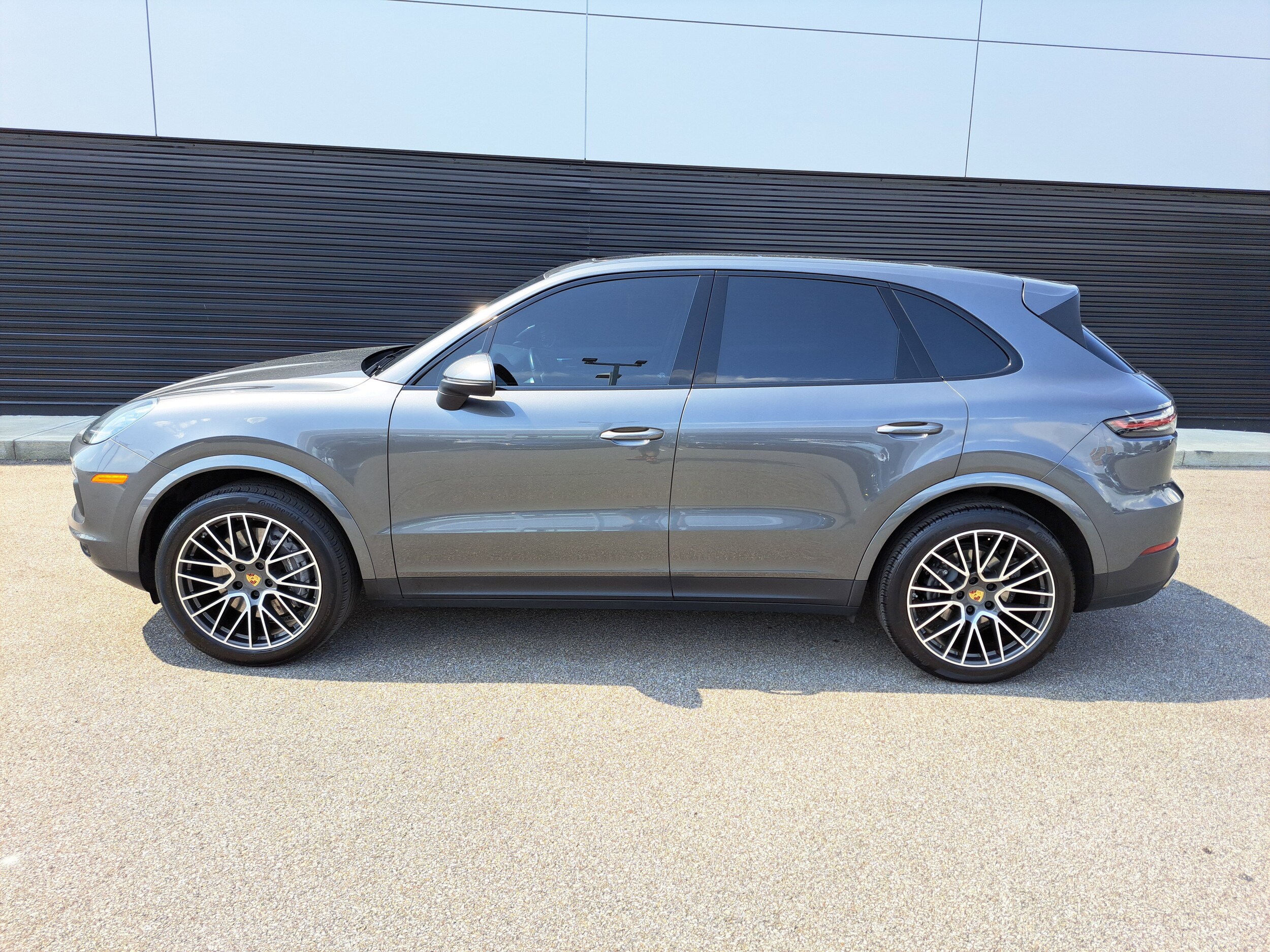 2023 Porsche Cayenne Platinum Edition photo 2