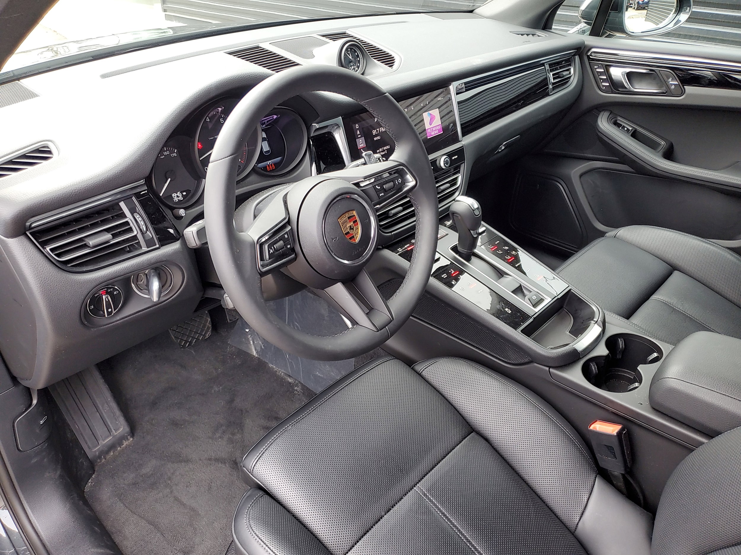 2025 Porsche Macan photo 4