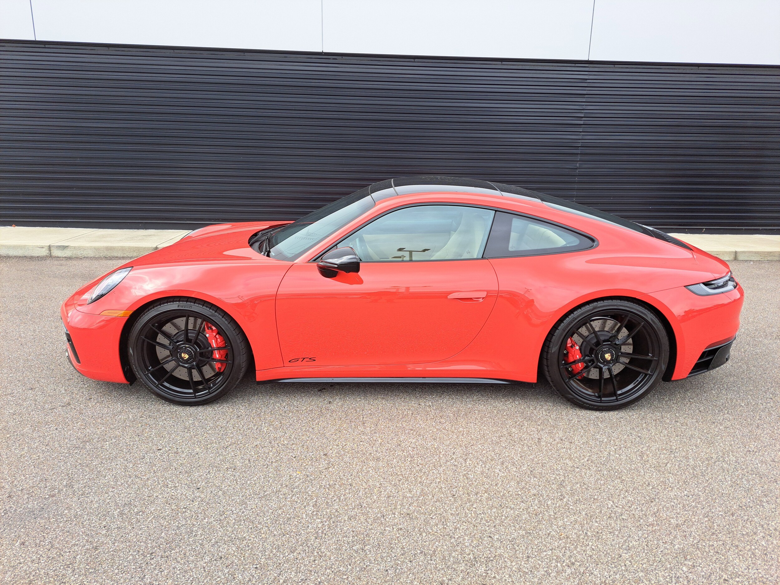 2022 Porsche 911 GTS photo 2