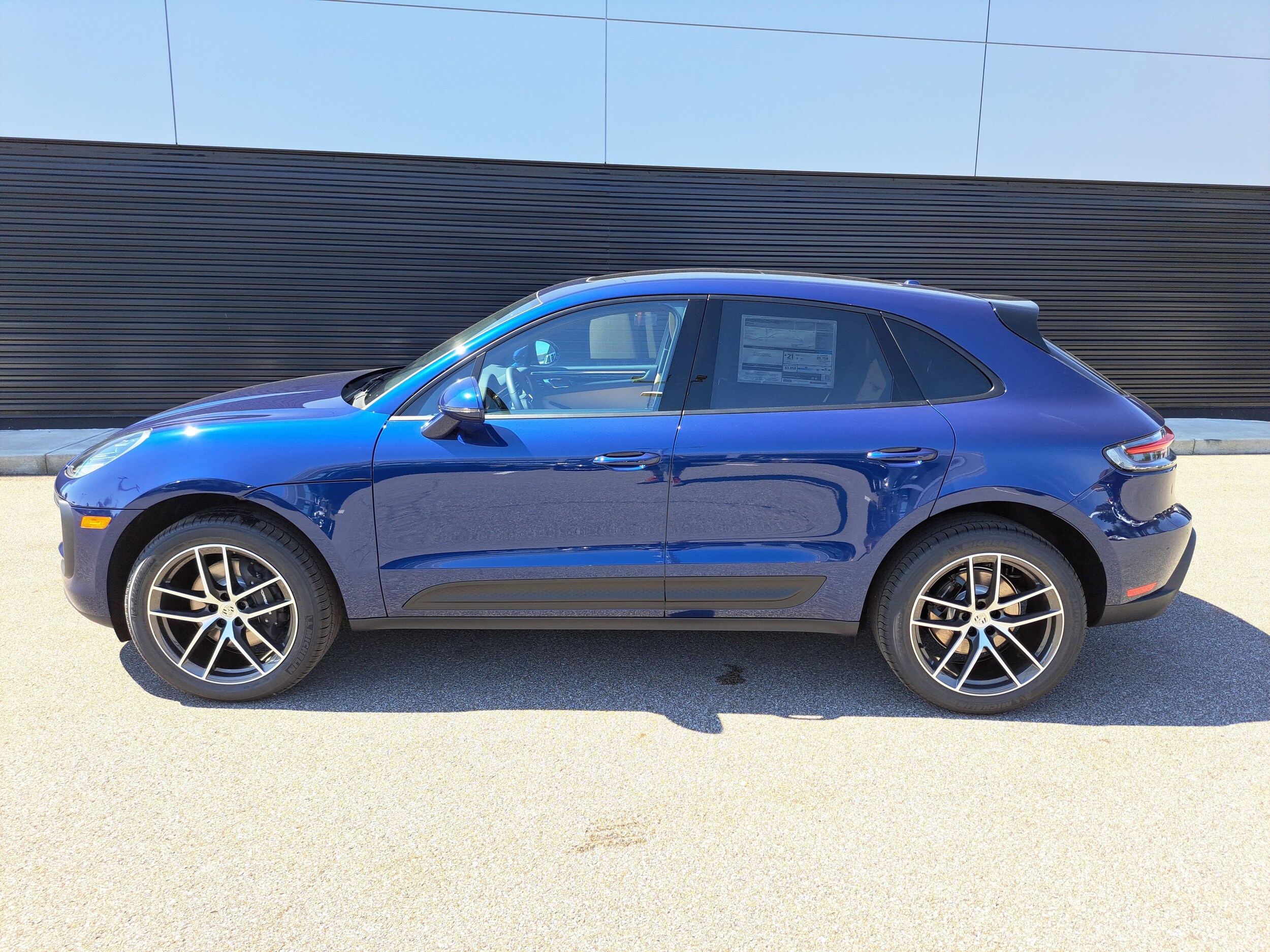 2025 Porsche Macan T photo 2