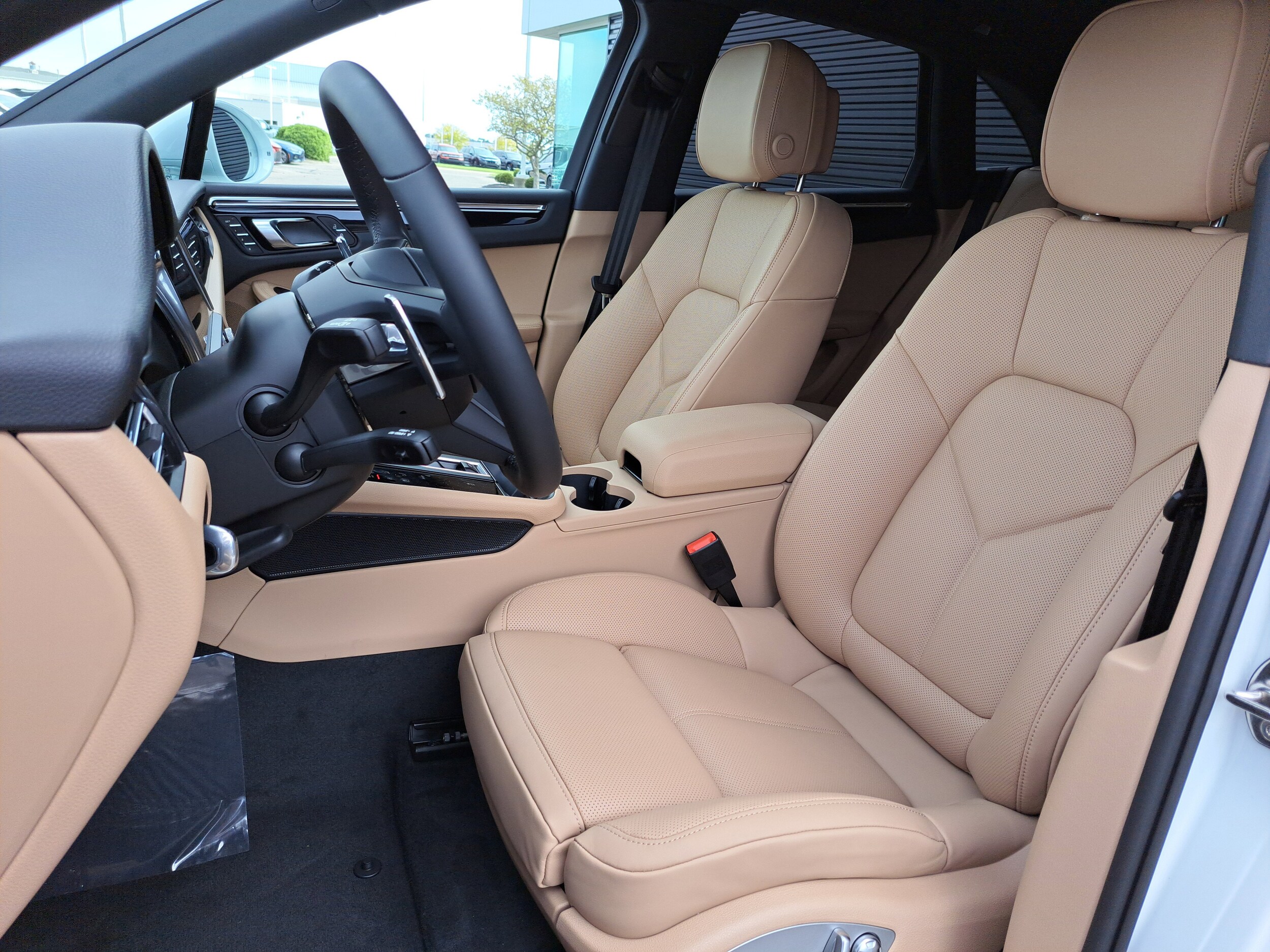 2026 Porsche Macan T photo 3