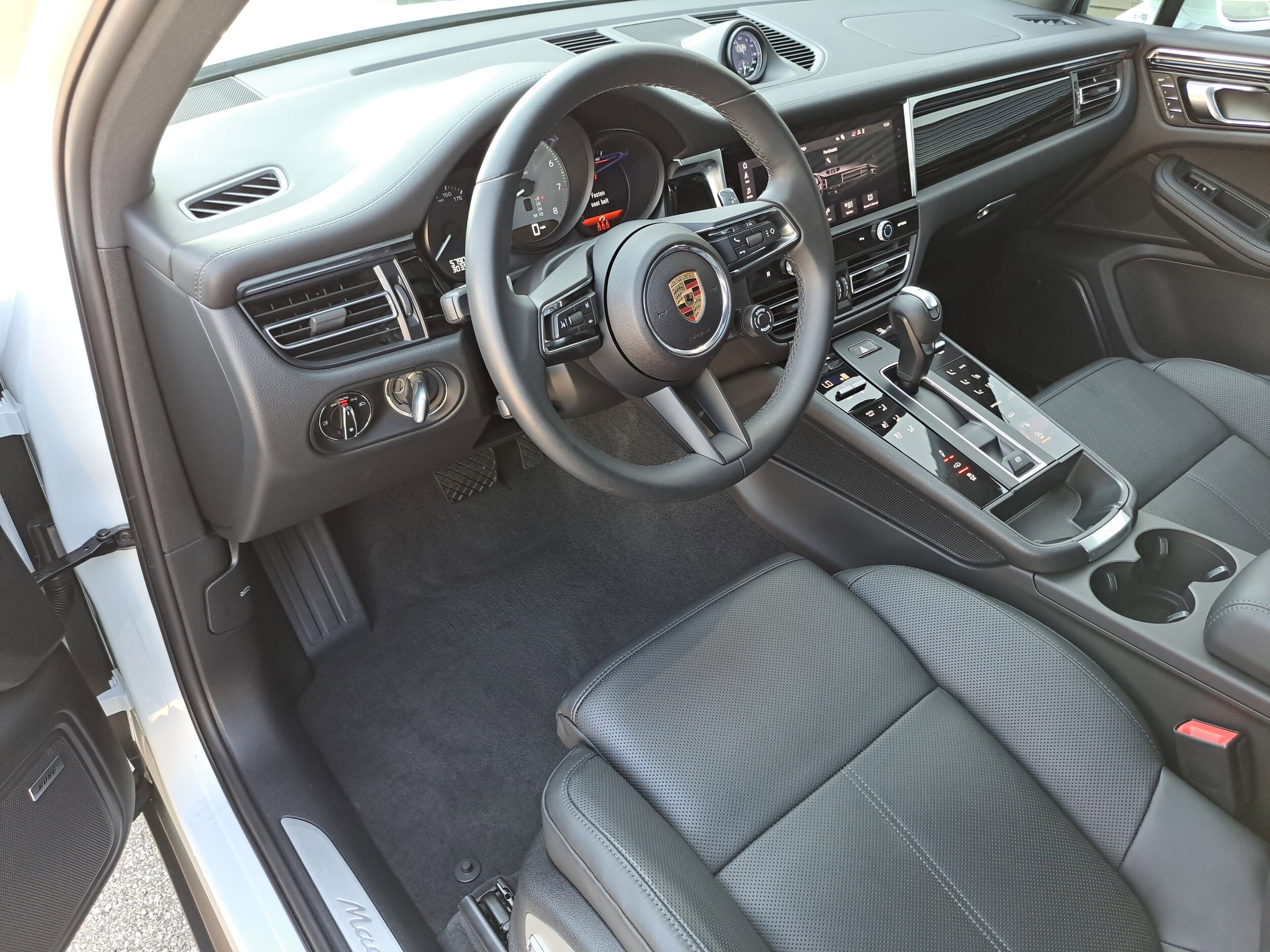 2024 Porsche Macan S photo 3