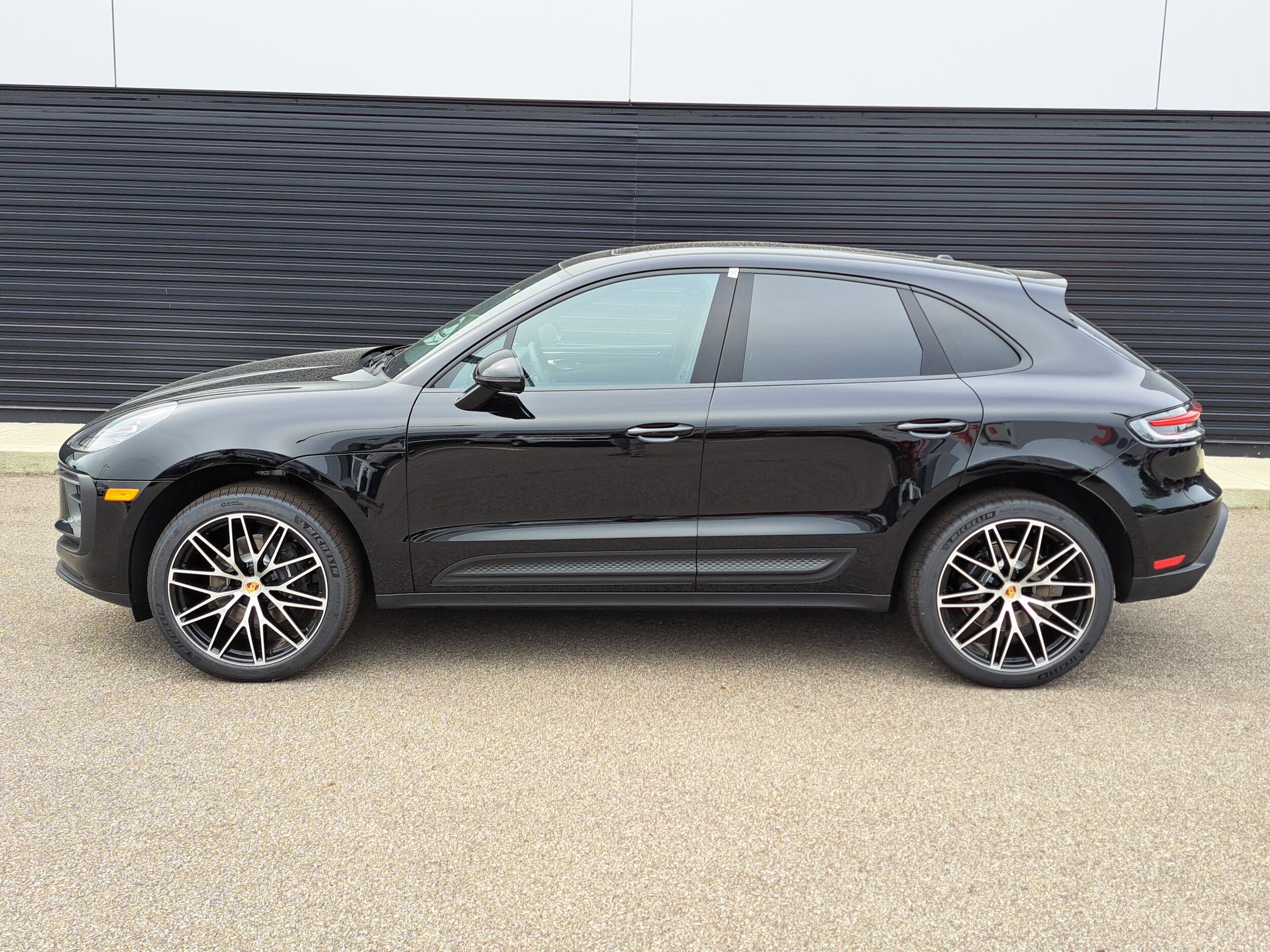 2025 Porsche Macan T photo 2