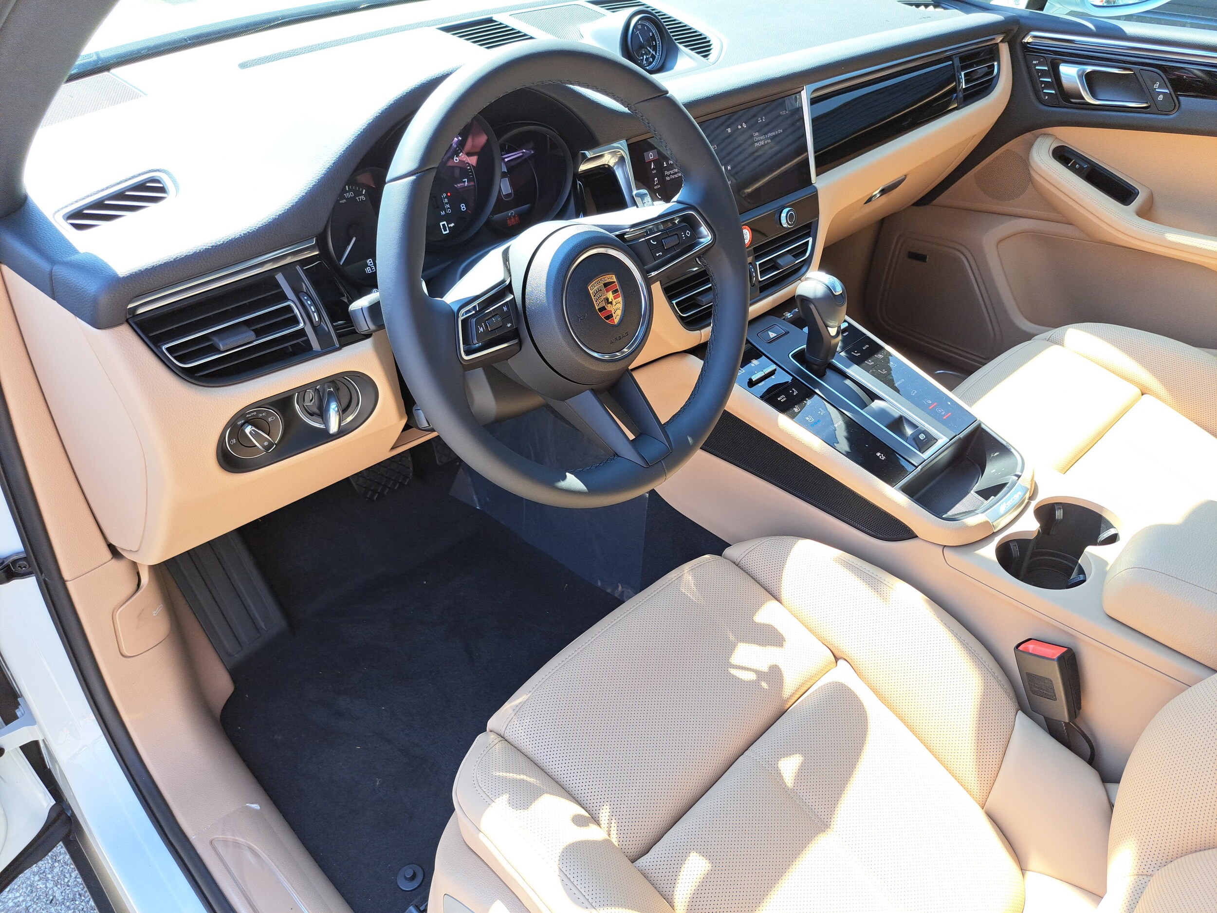 2025 Porsche Macan T photo 4