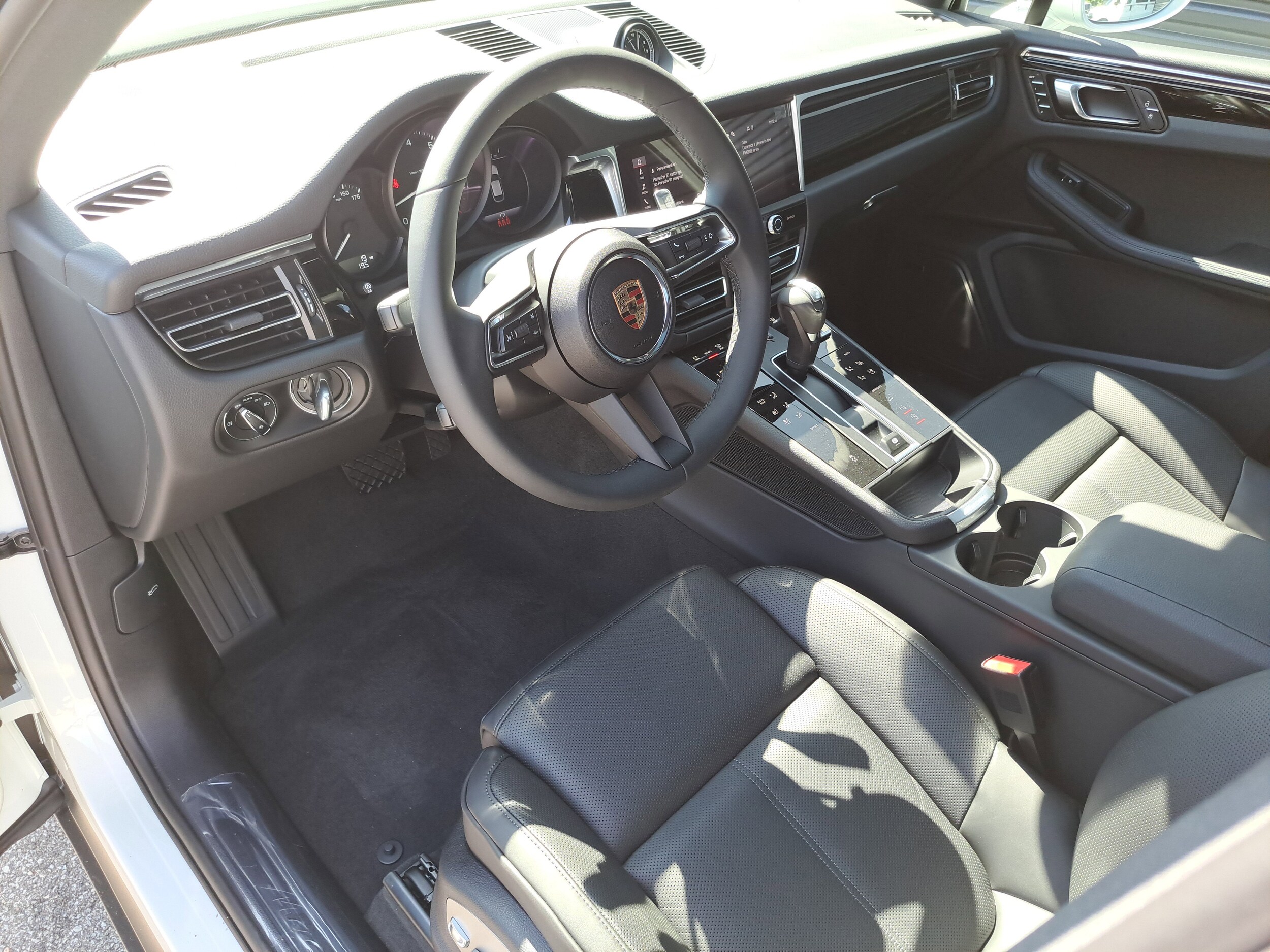 2025 Porsche Macan T photo 4
