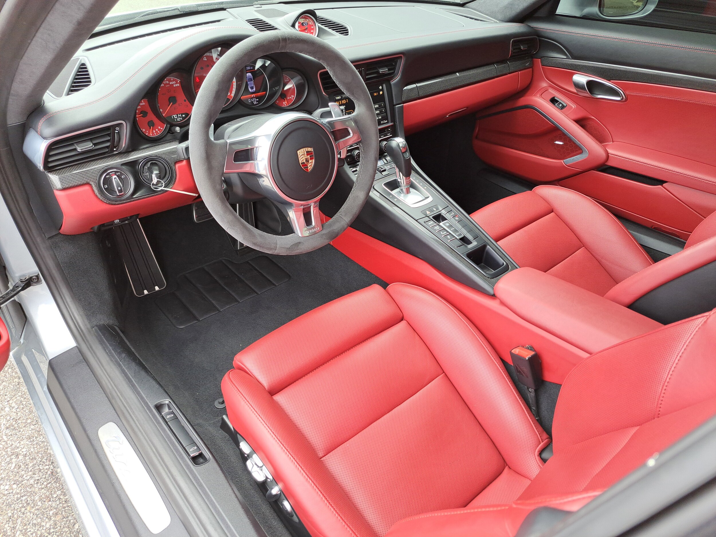 2014 Porsche 911 Turbo S Coupe photo 2