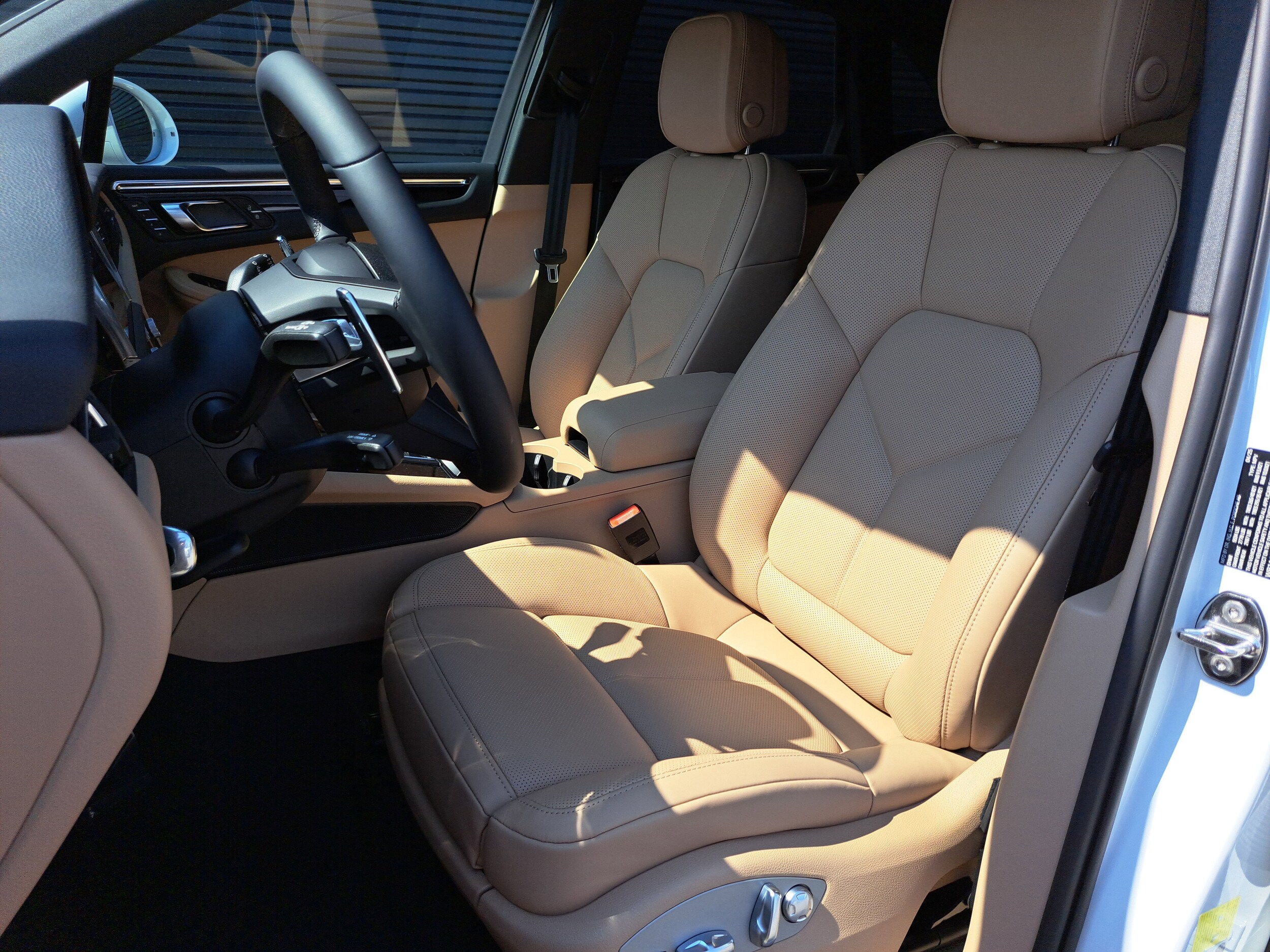 2025 Porsche Macan T photo 4