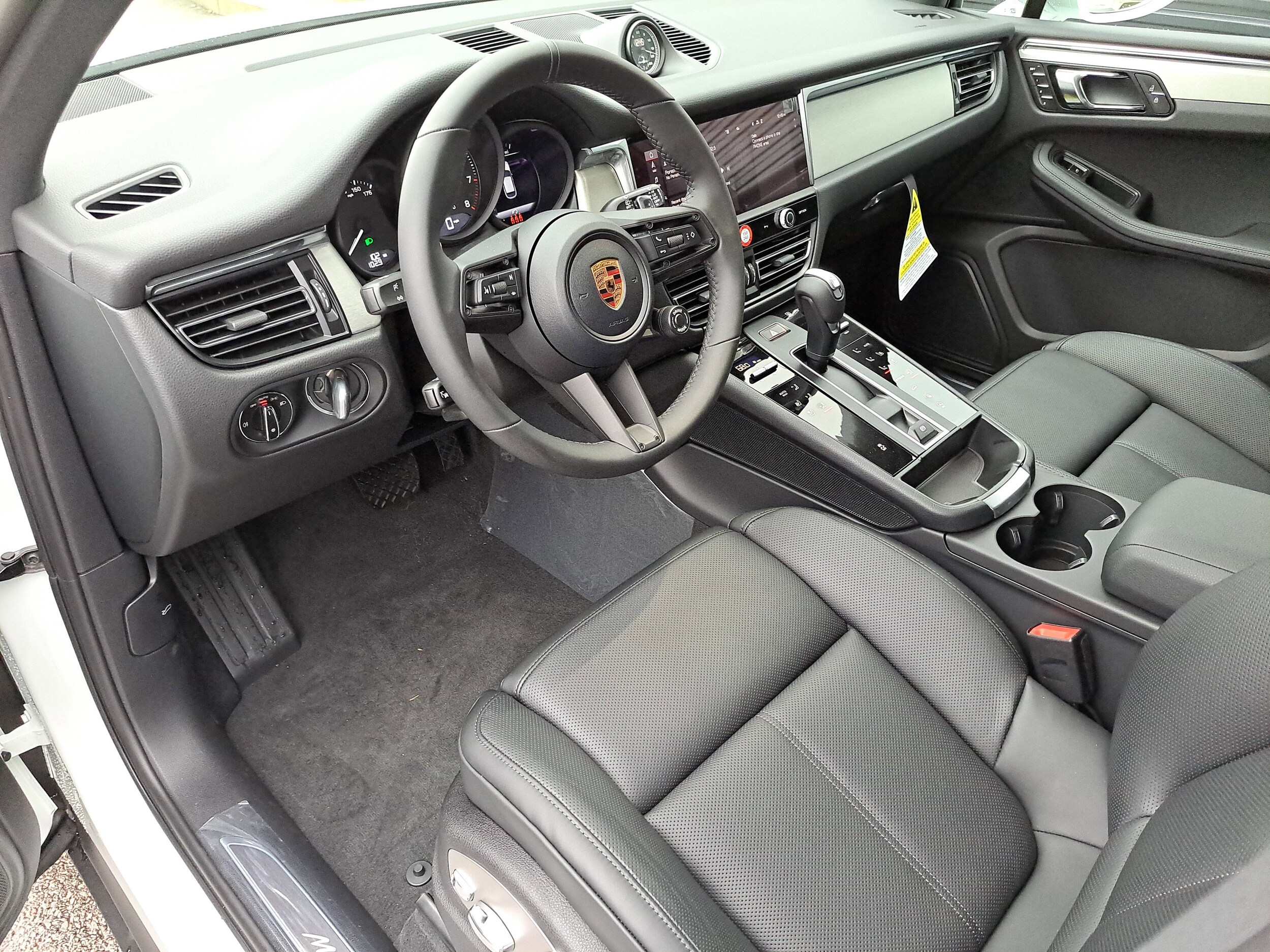 2026 Porsche Macan T photo 3