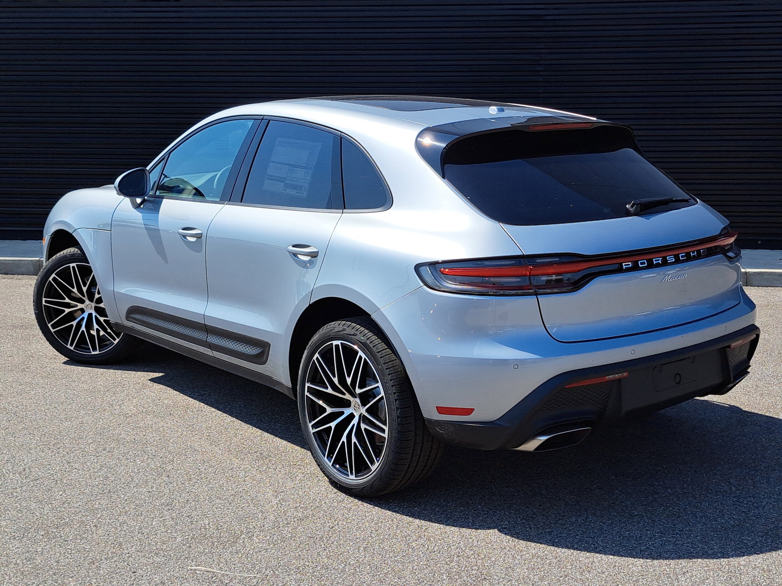 2025 Porsche Macan T photo 3
