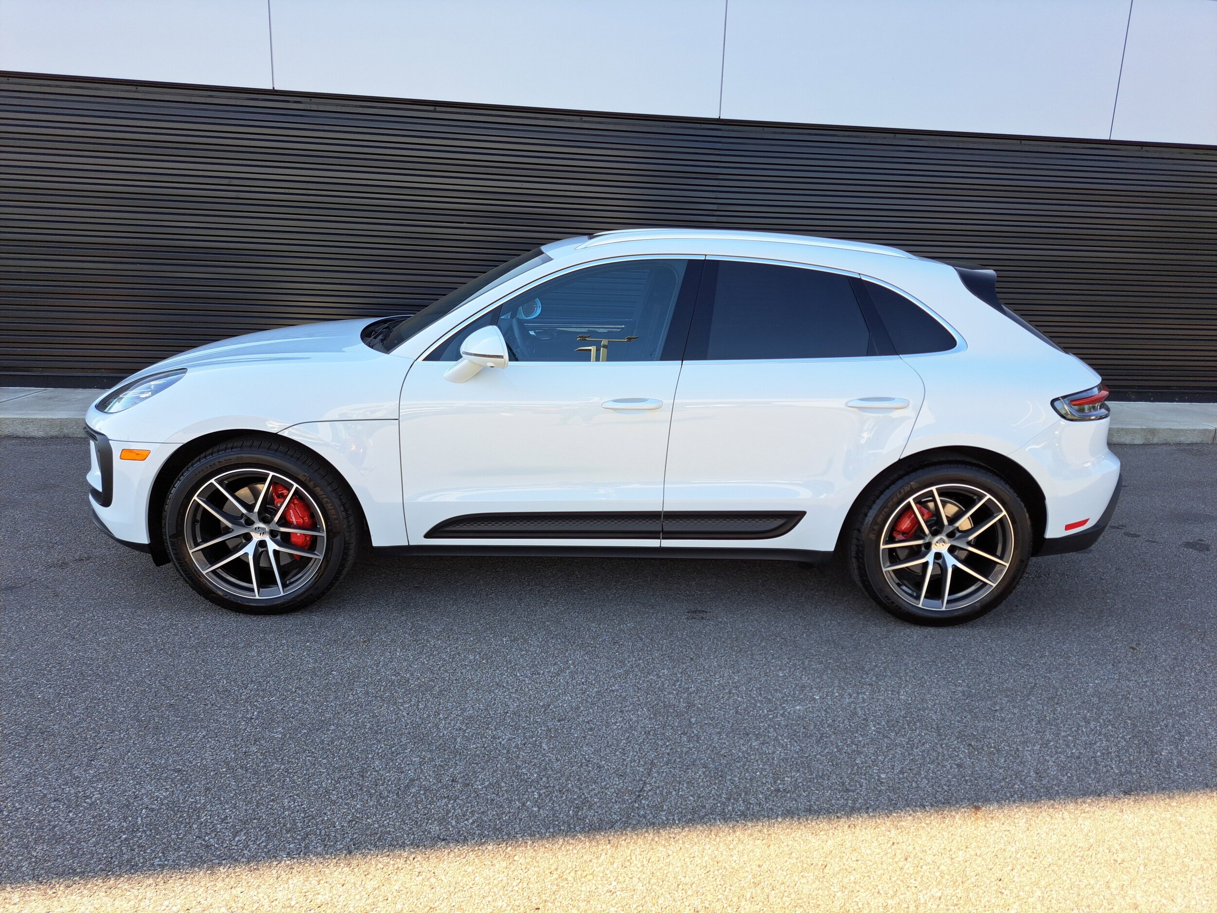 2024 Porsche Macan S photo 2