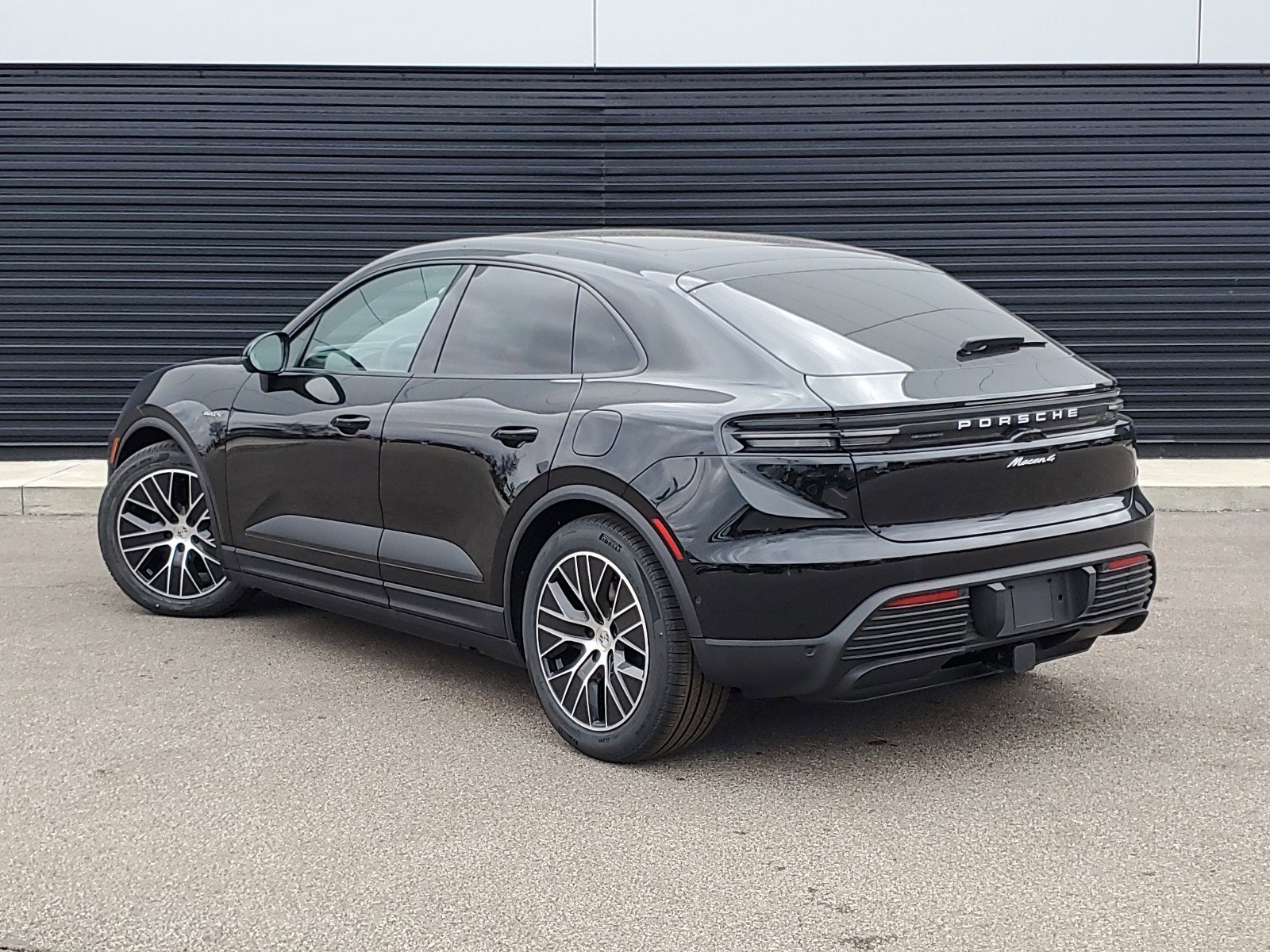 2025 Porsche Macan Electric 4 photo 3