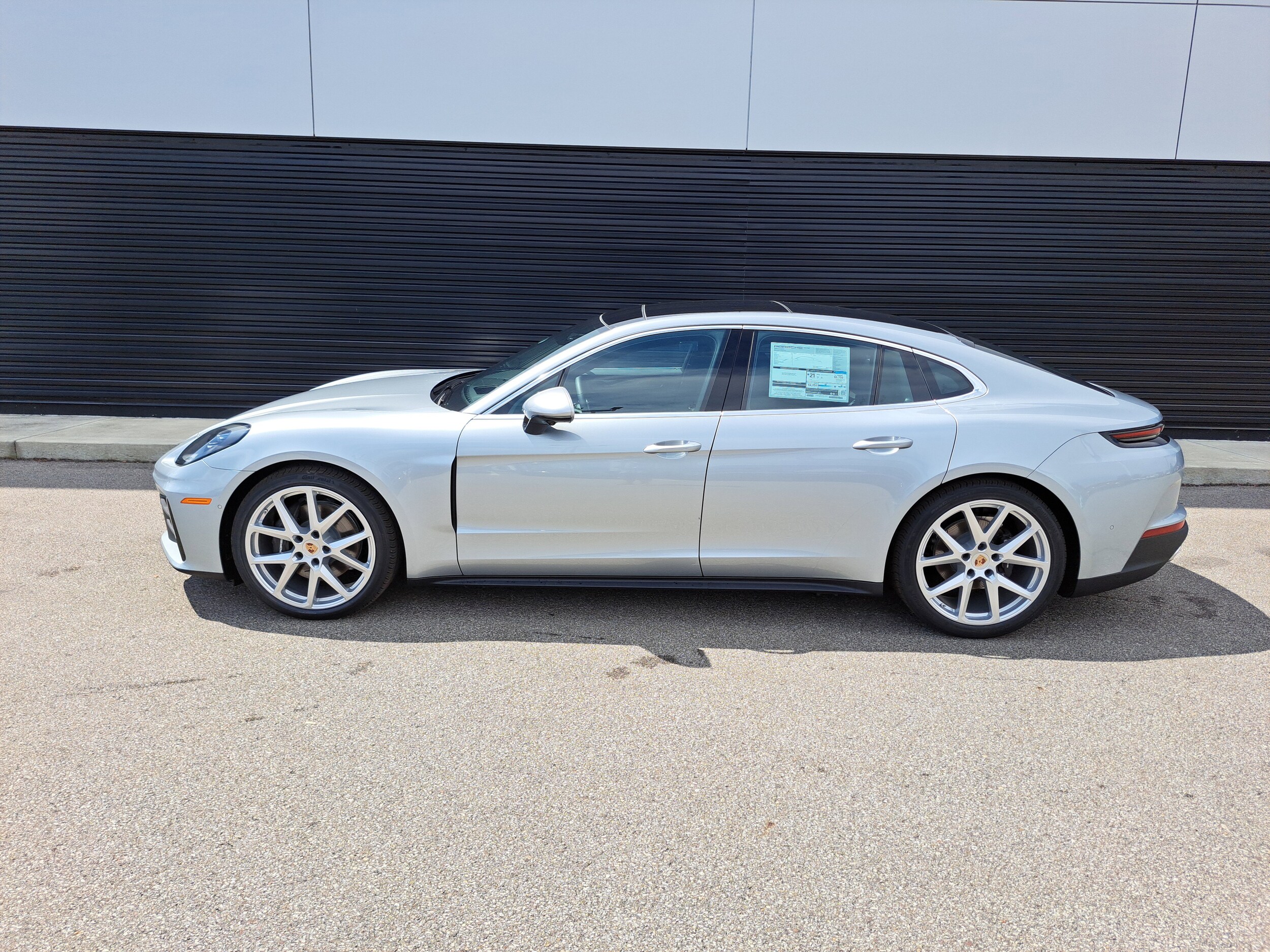 2025 Porsche Panamera 4 photo 2