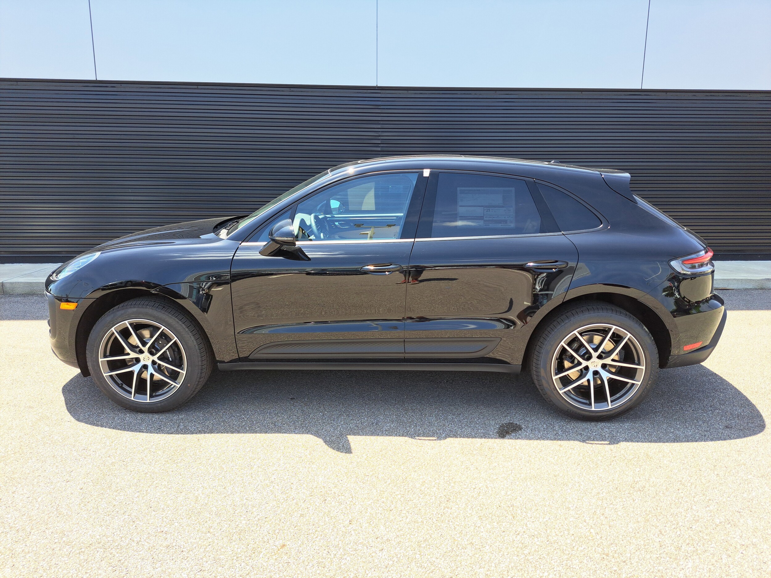 2025 Porsche Macan T photo 2