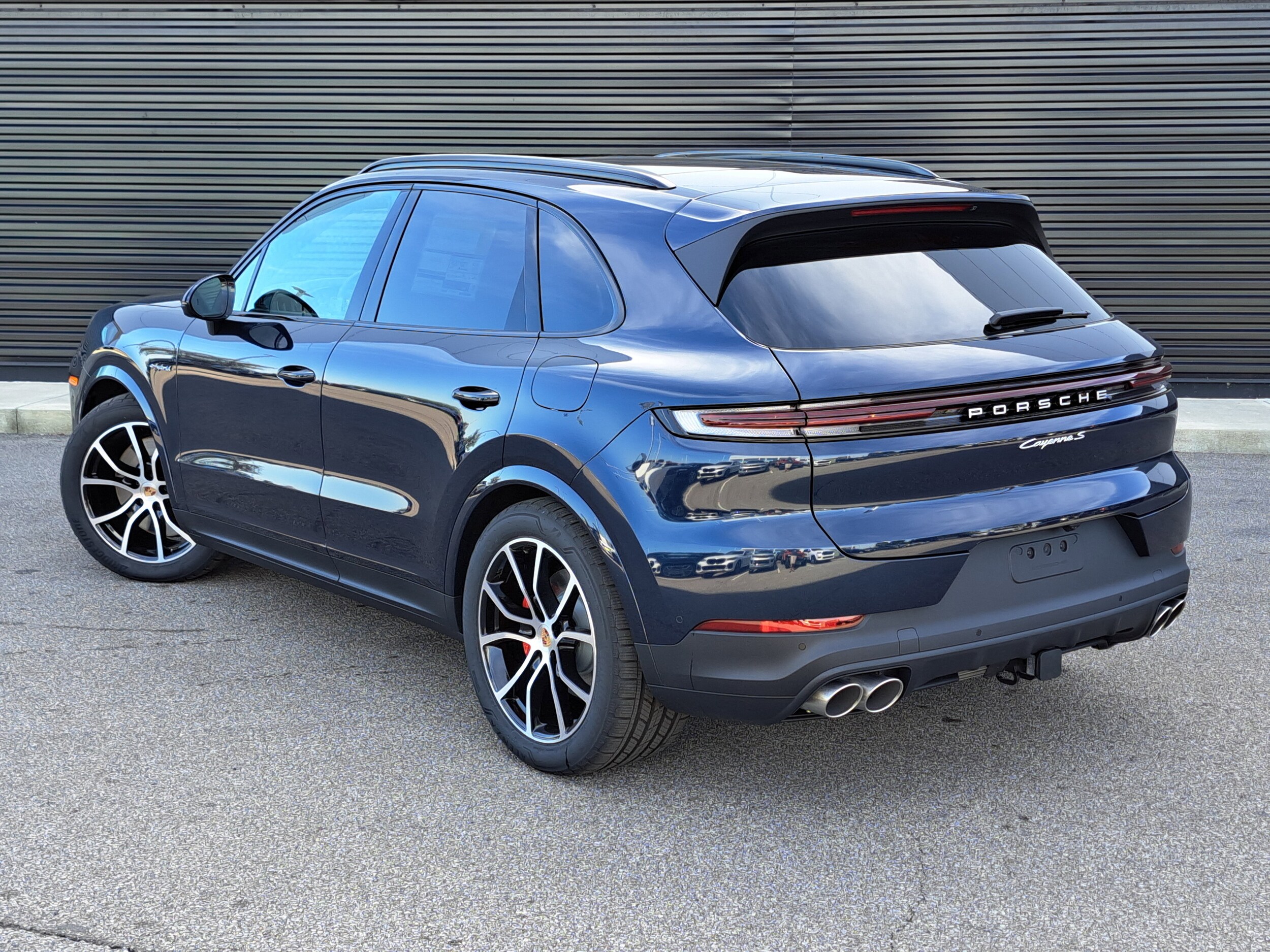 2026 Porsche Cayenne S E-Hybrid photo 3