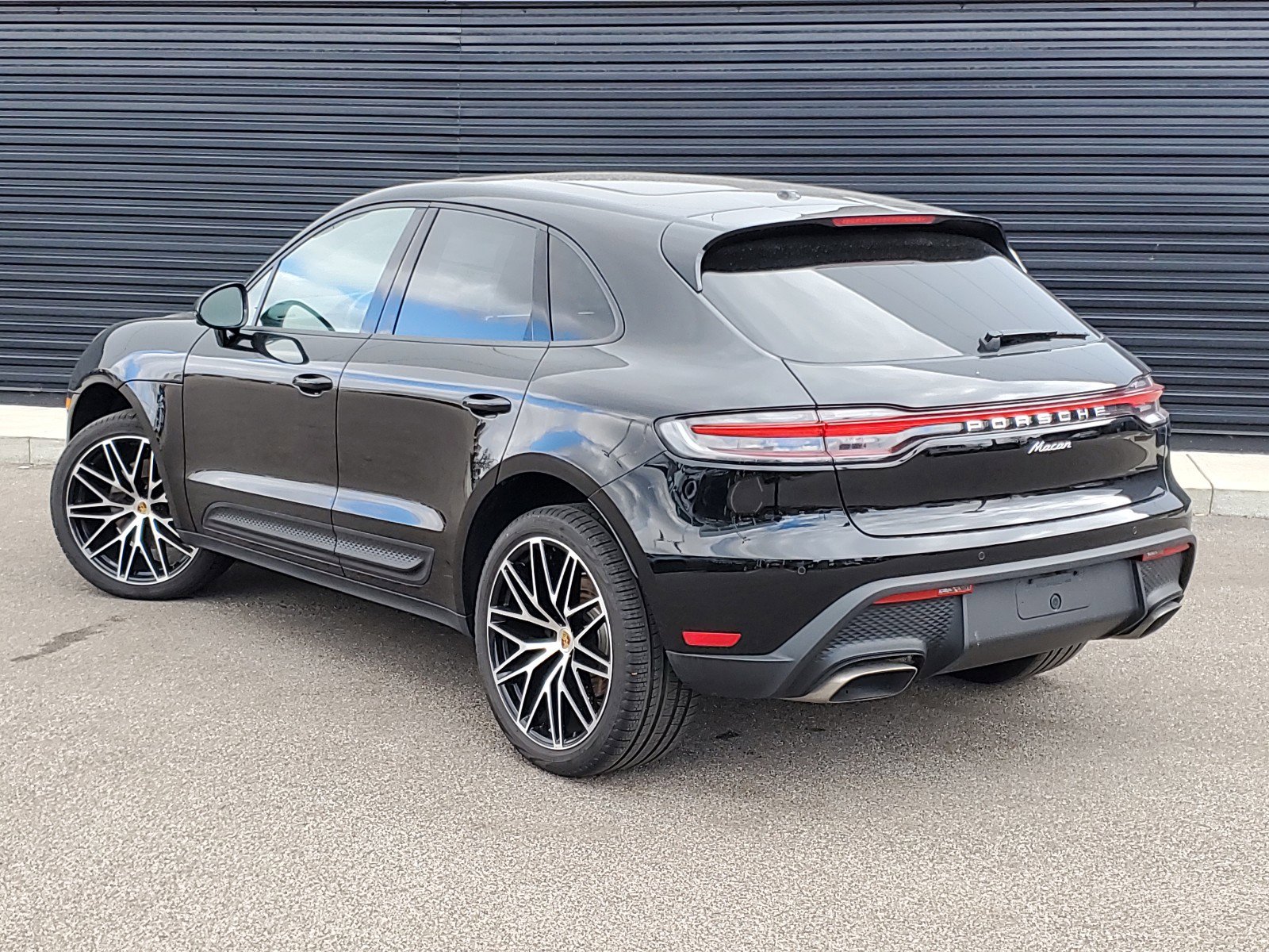 2024 Porsche Macan photo 3