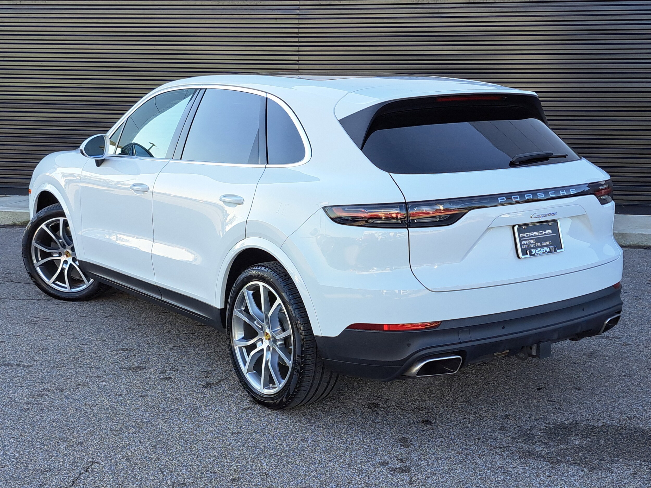 2023 Porsche Cayenne Platinum Edition photo 3