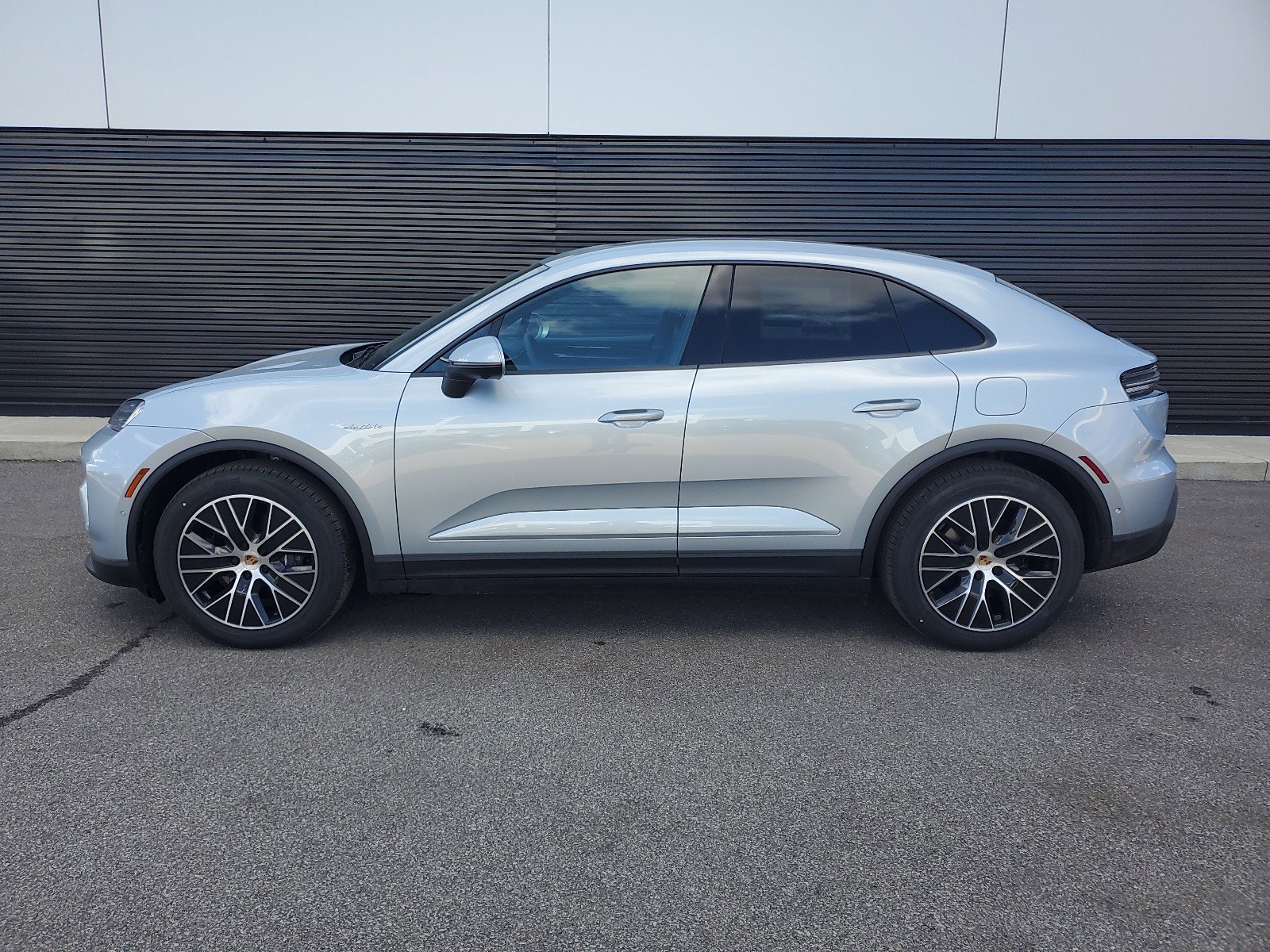 Used 2025 Porsche Macan Base with VIN WP1AD2XAXSL076437 for sale in Cincinnati, OH