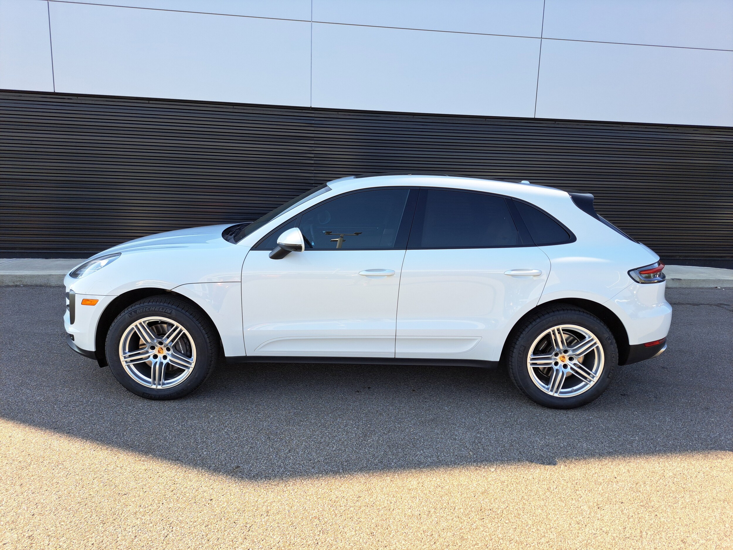 2021 Porsche Macan Base photo 2