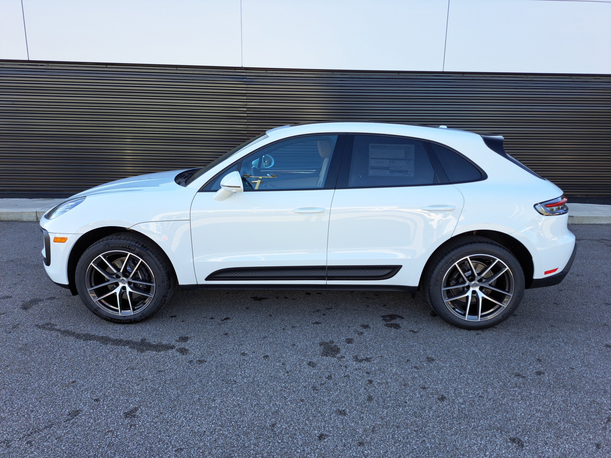 2026 Porsche Macan T photo 2