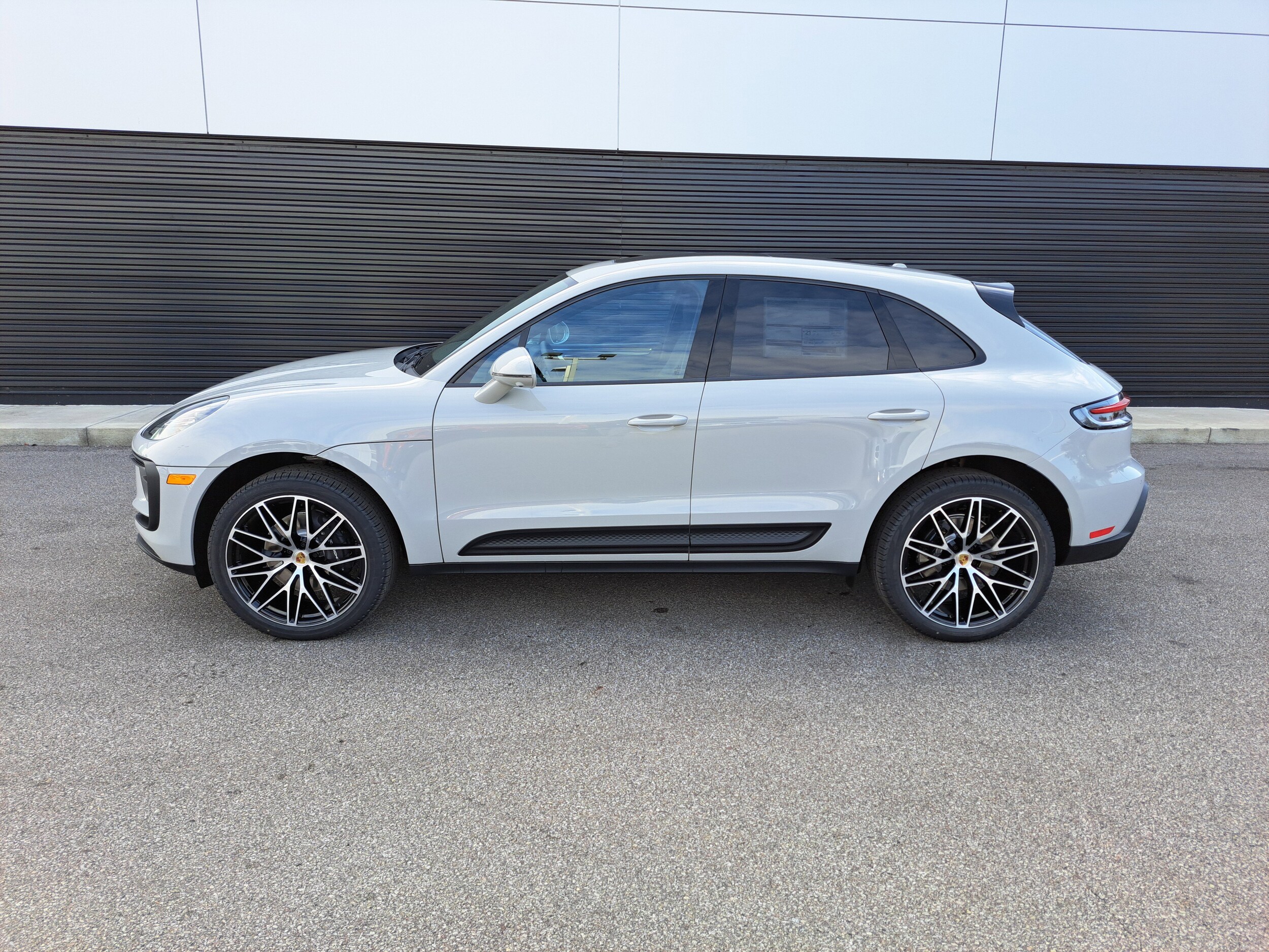 2026 Porsche Macan T photo 2