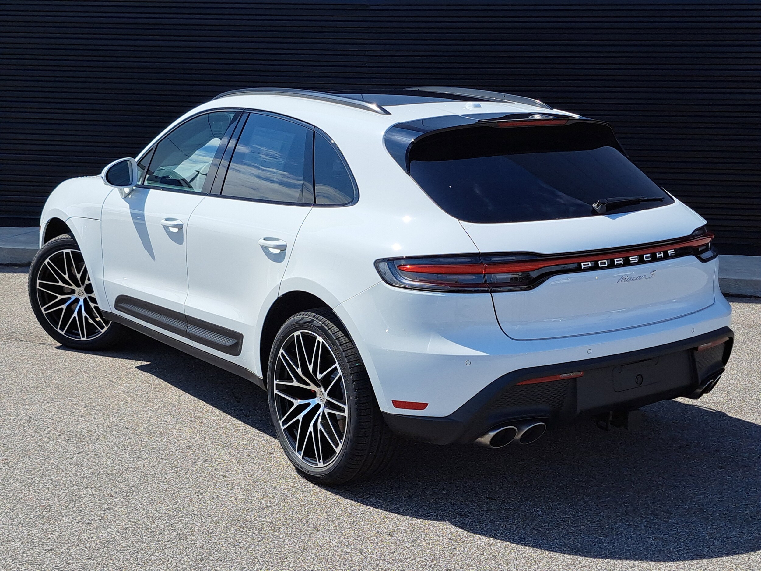 2025 Porsche Macan S photo 3