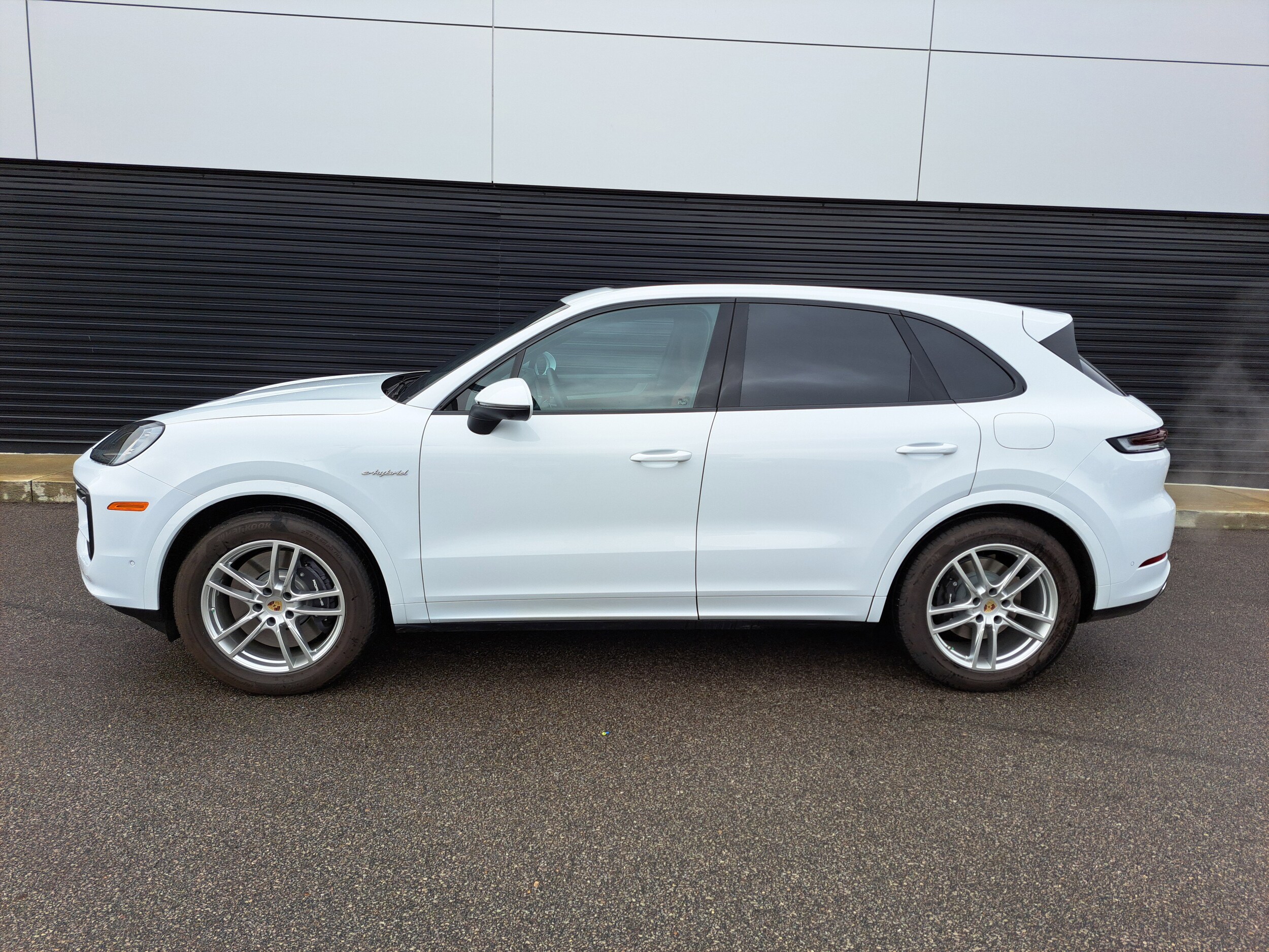 2024 Porsche Cayenne E-Hybrid photo 2