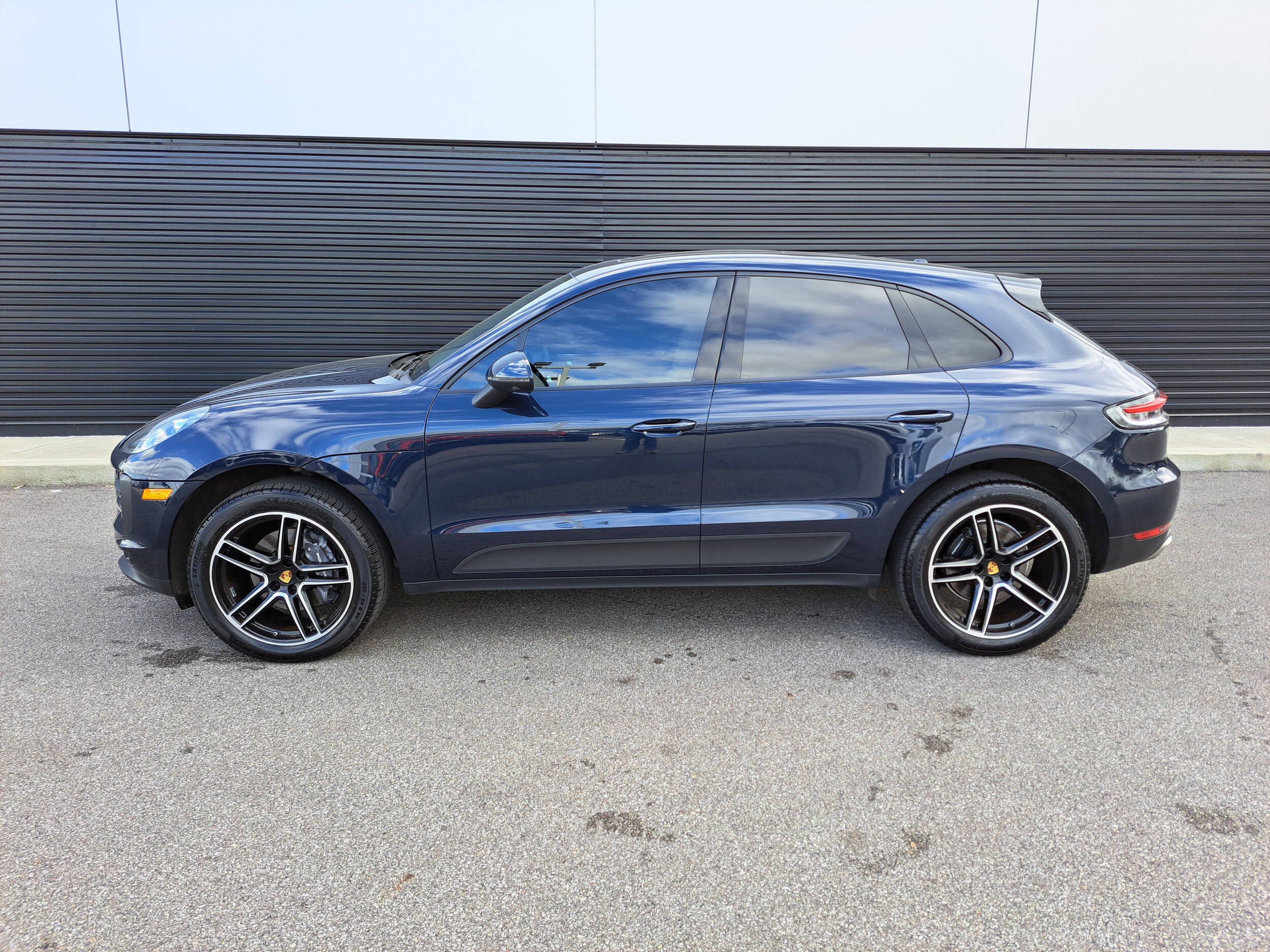 2021 Porsche Macan Base photo 2