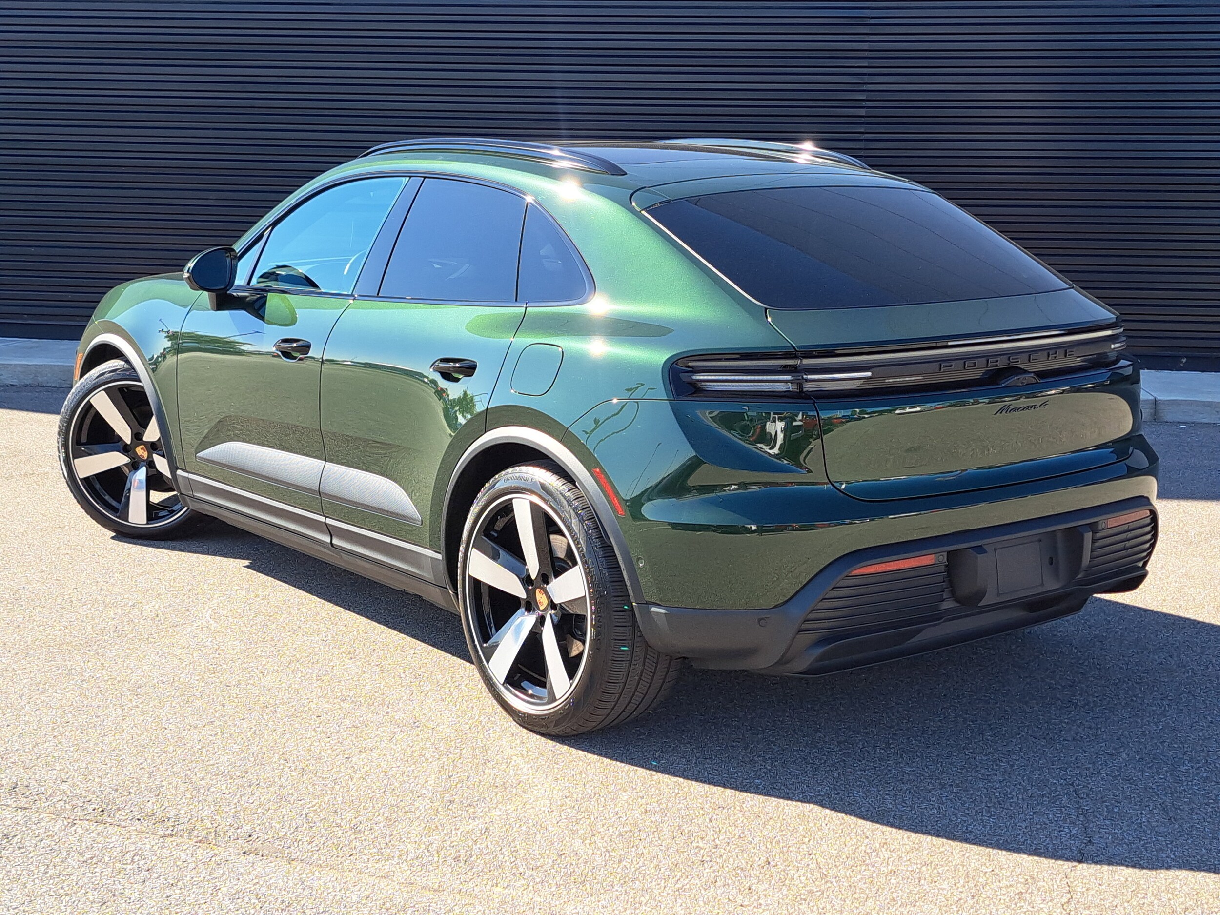 2025 Porsche Macan Electric 4 photo 3