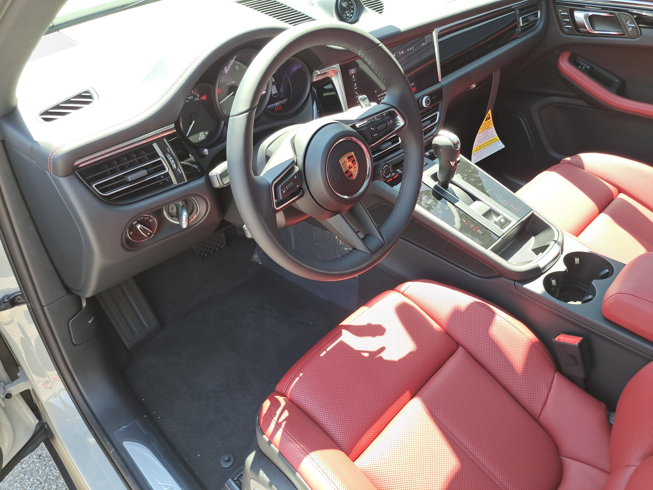 2025 Porsche Macan S photo 3