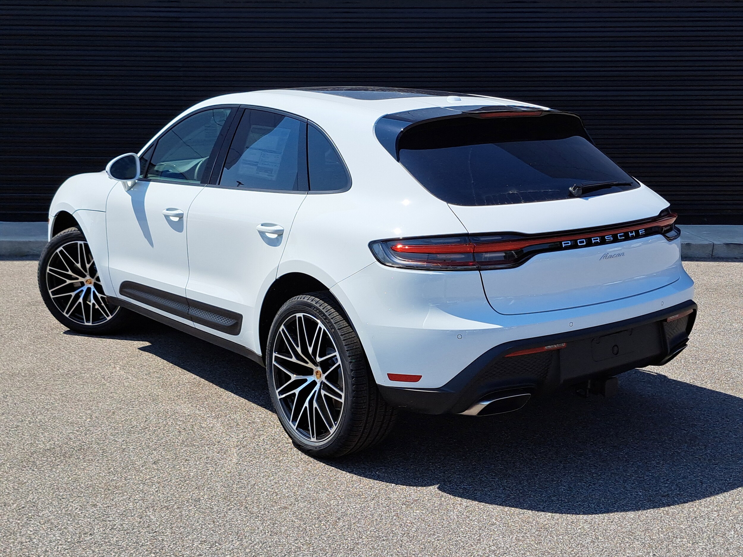 2025 Porsche Macan T photo 3