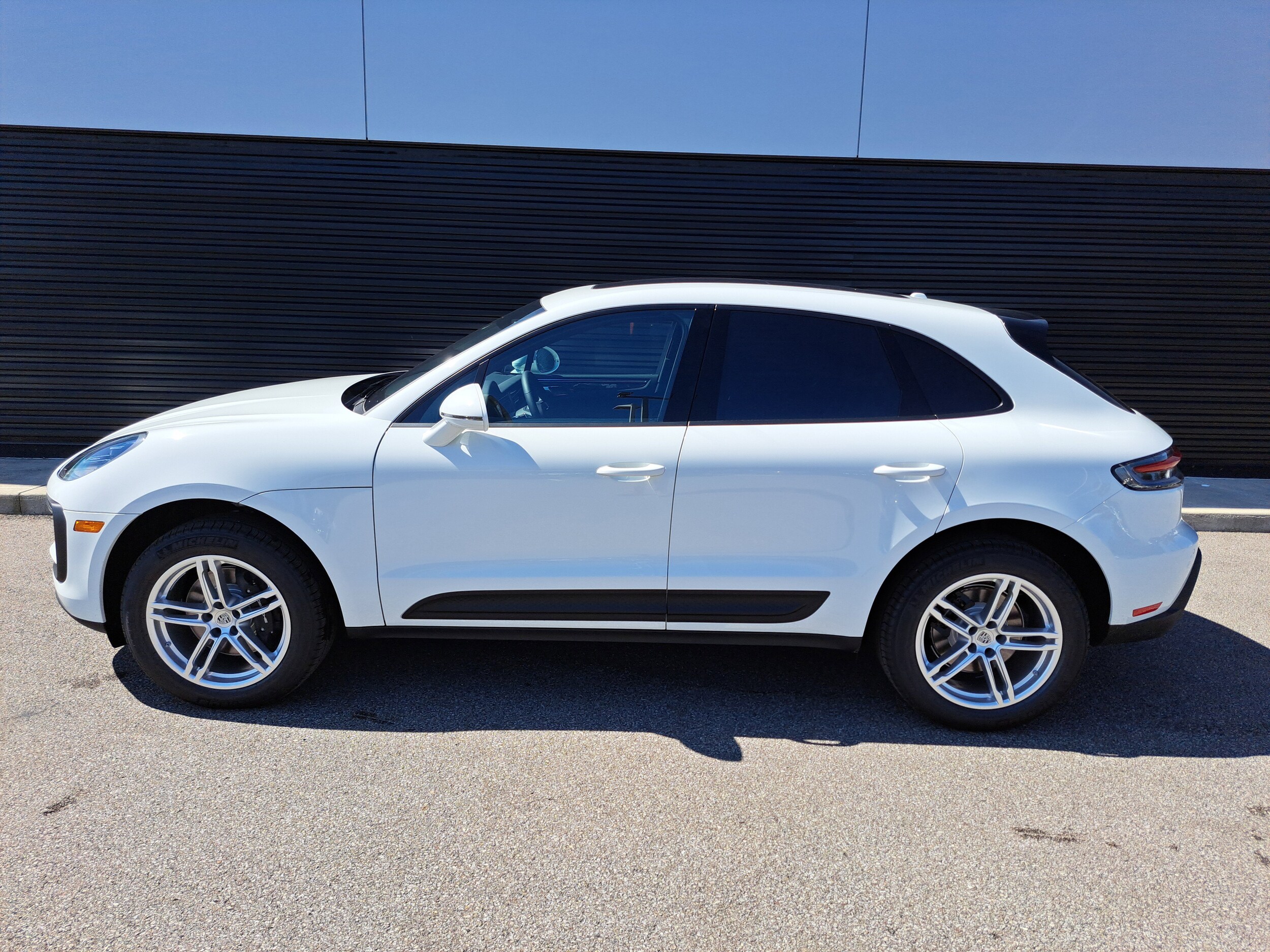 2025 Porsche Macan T photo 2
