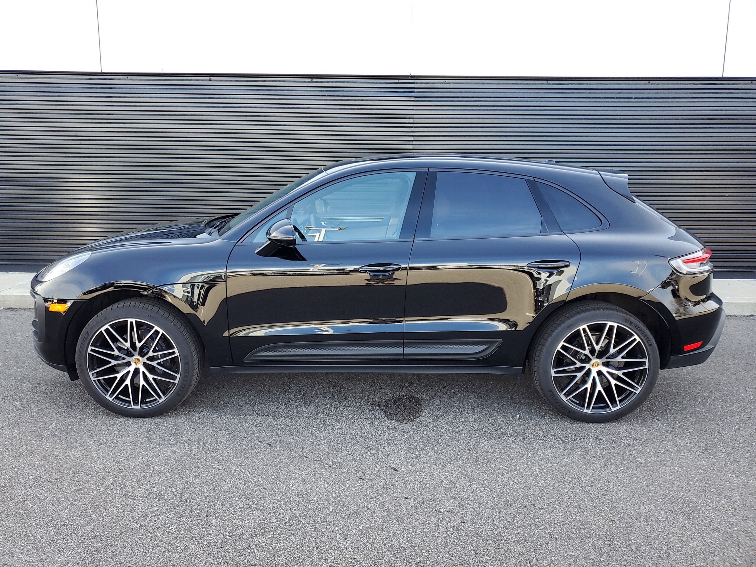 2025 Porsche Macan photo 2