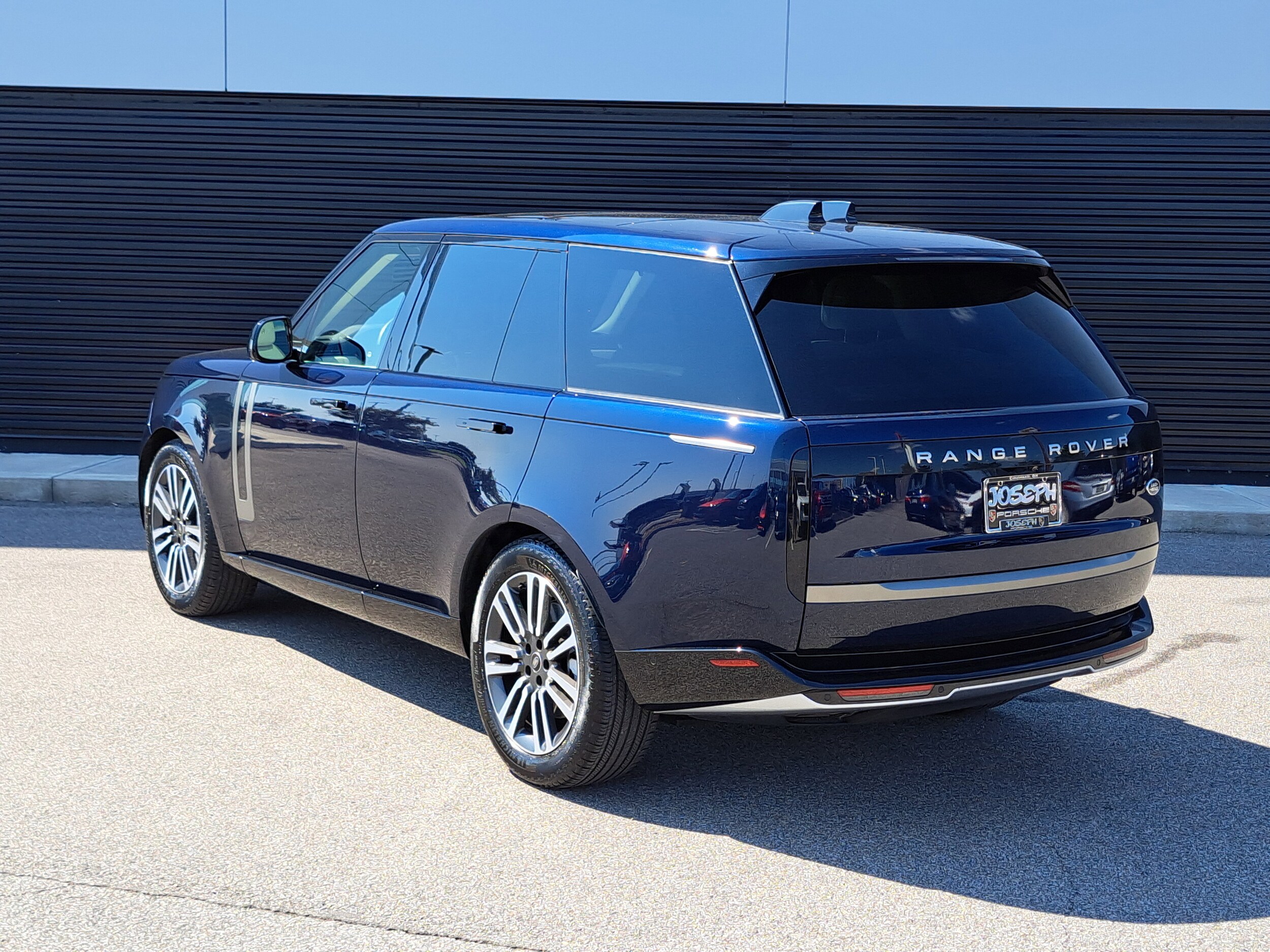 2023 Land Rover Range Rover SE photo 4