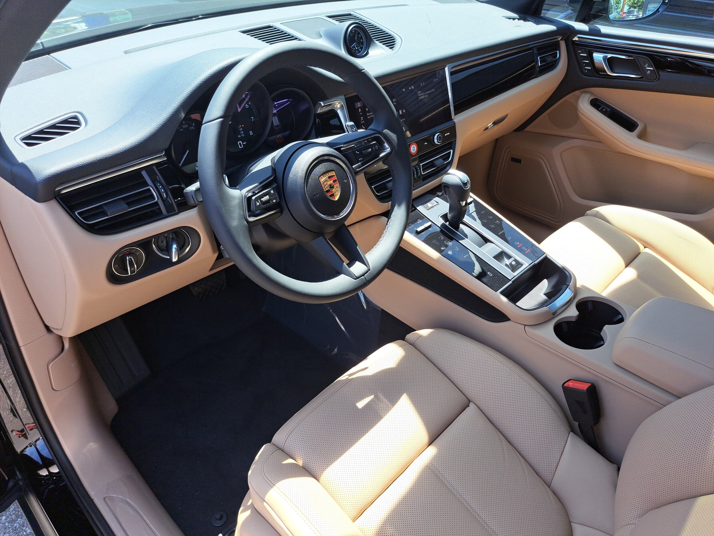 2025 Porsche Macan T photo 4
