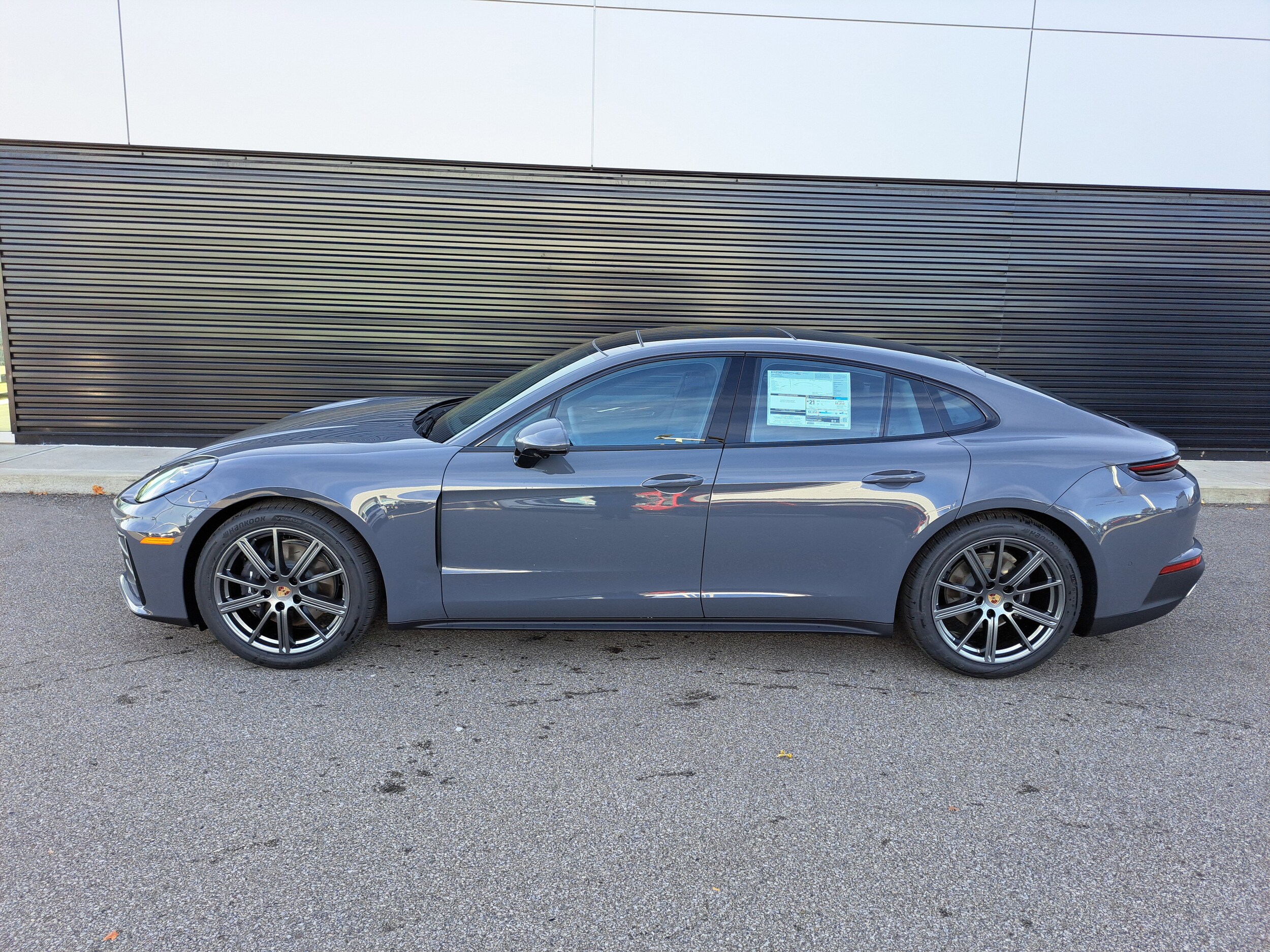 2026 Porsche Panamera 4 photo 2