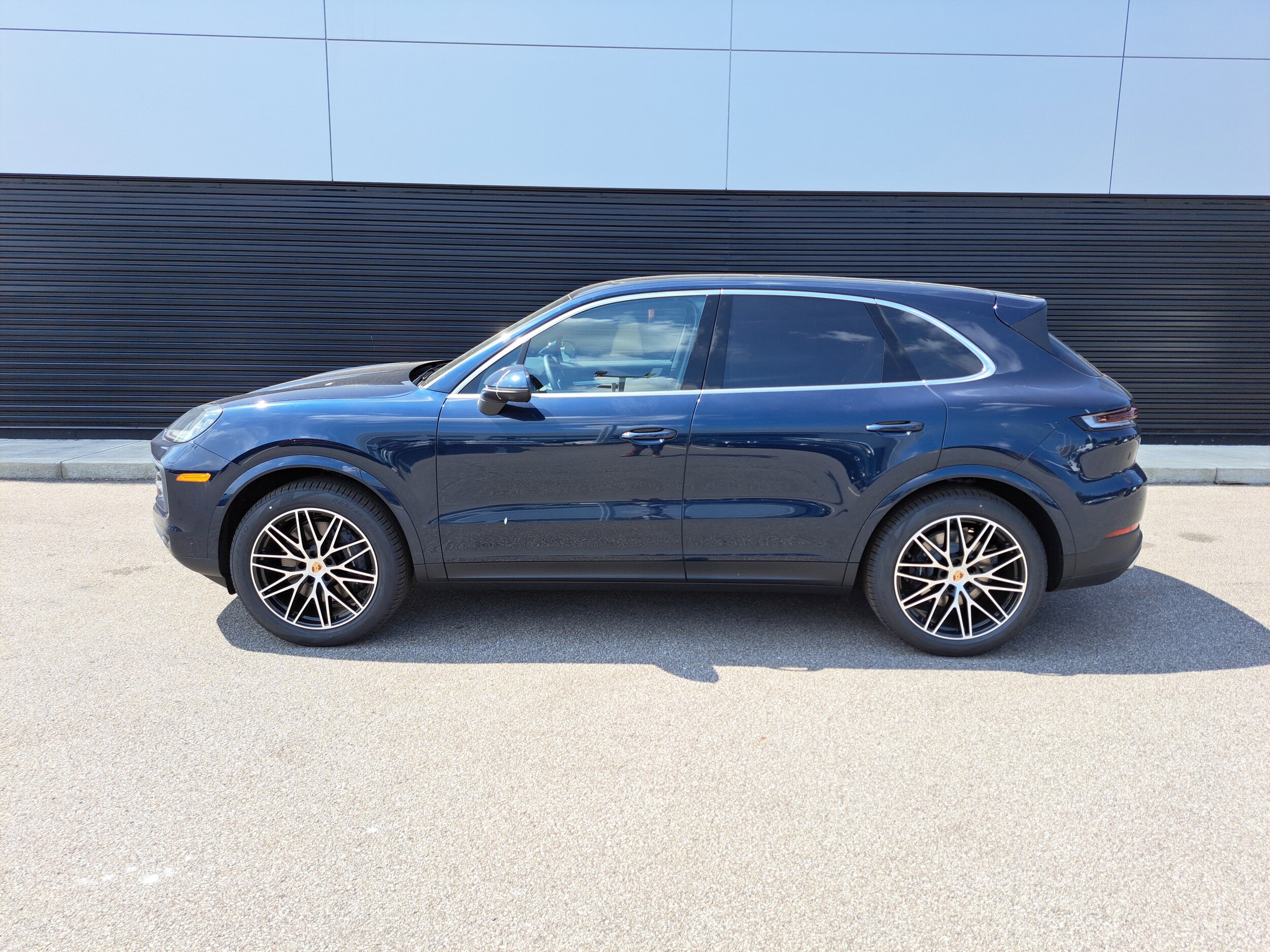 2025 Porsche Cayenne photo 2