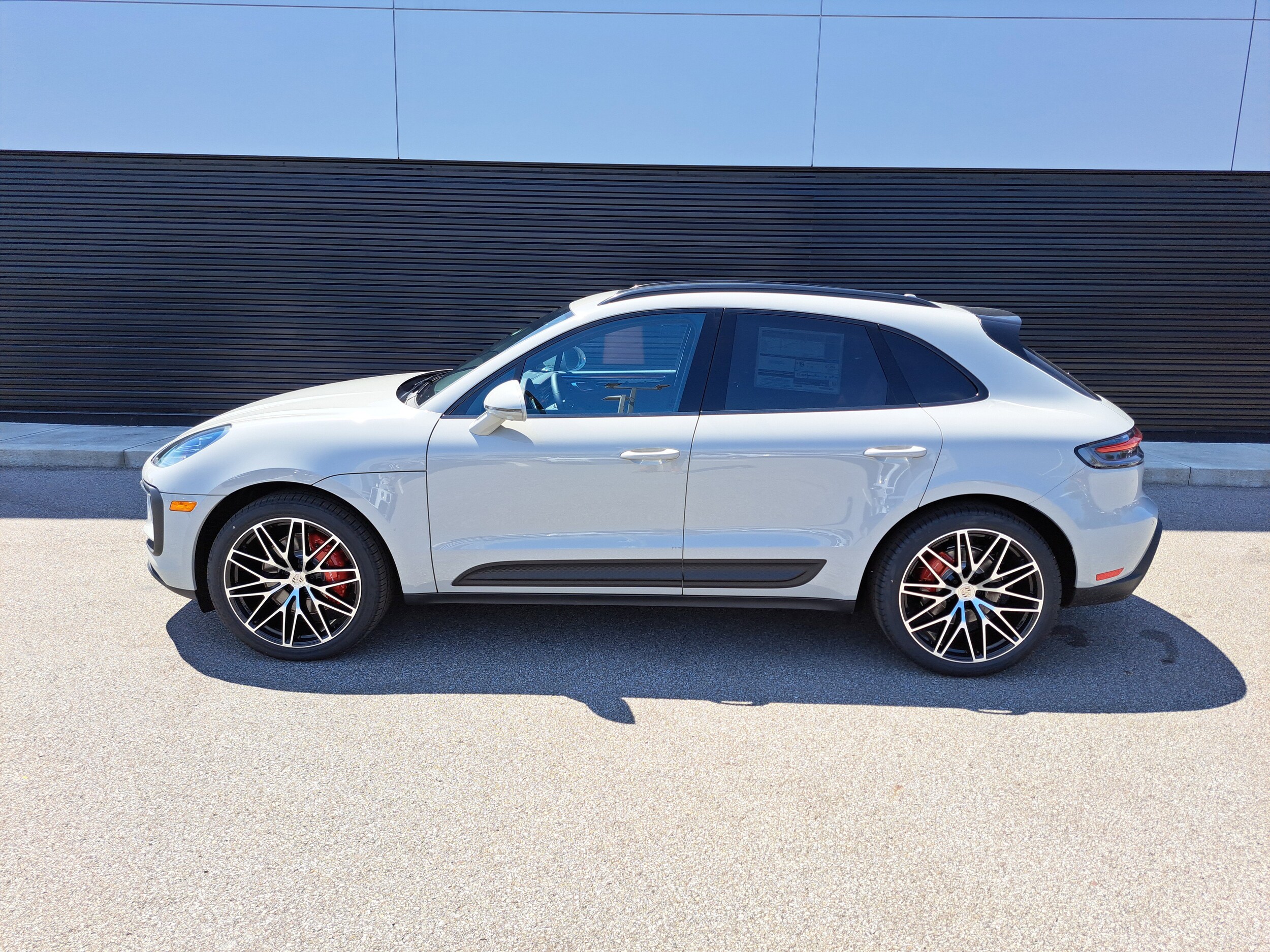 2025 Porsche Macan S photo 2